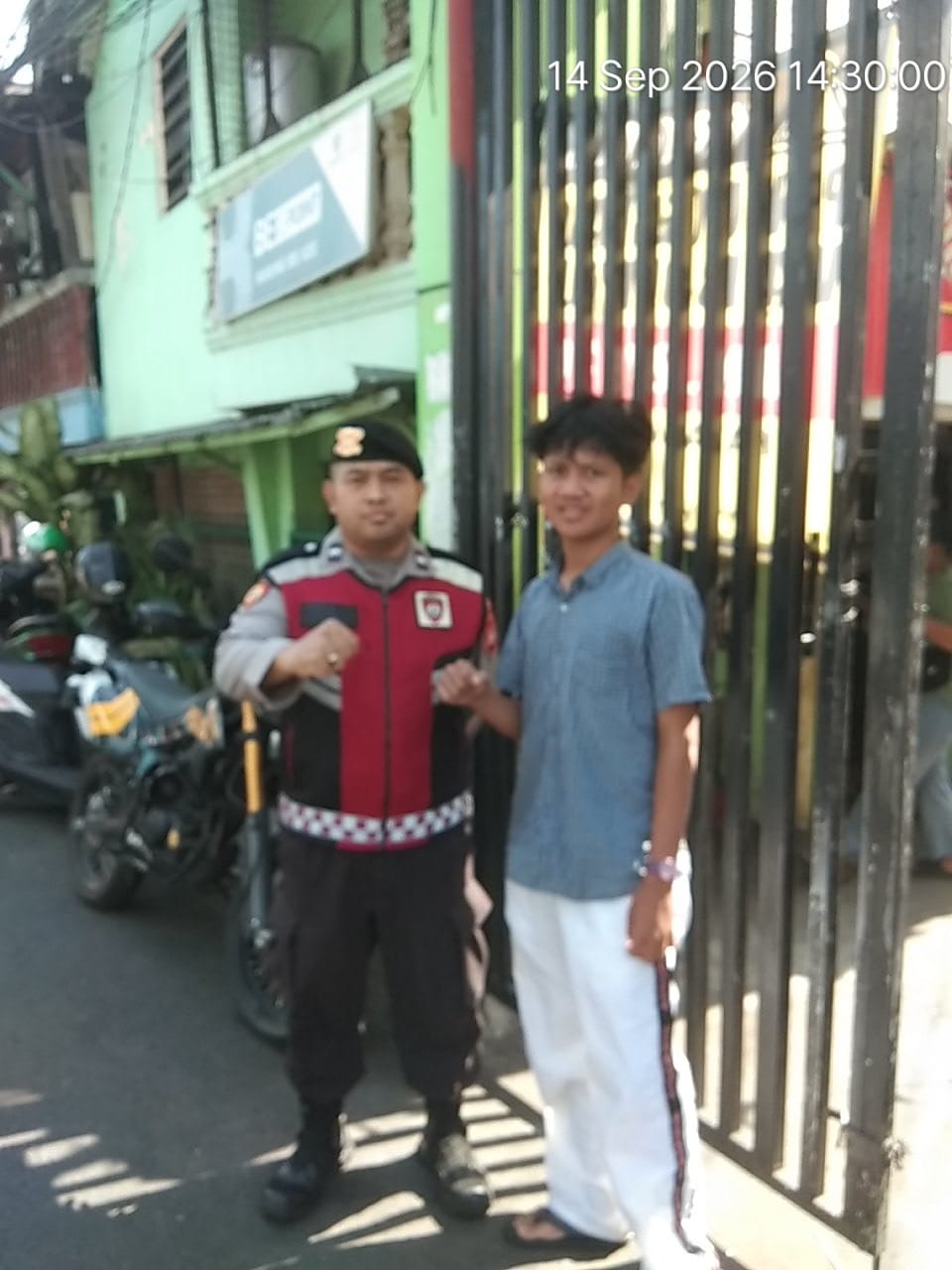 Patroli Jalan Kaki, Polisi Sapa Warga dan Antisipasi 3C di Kampung Rawa