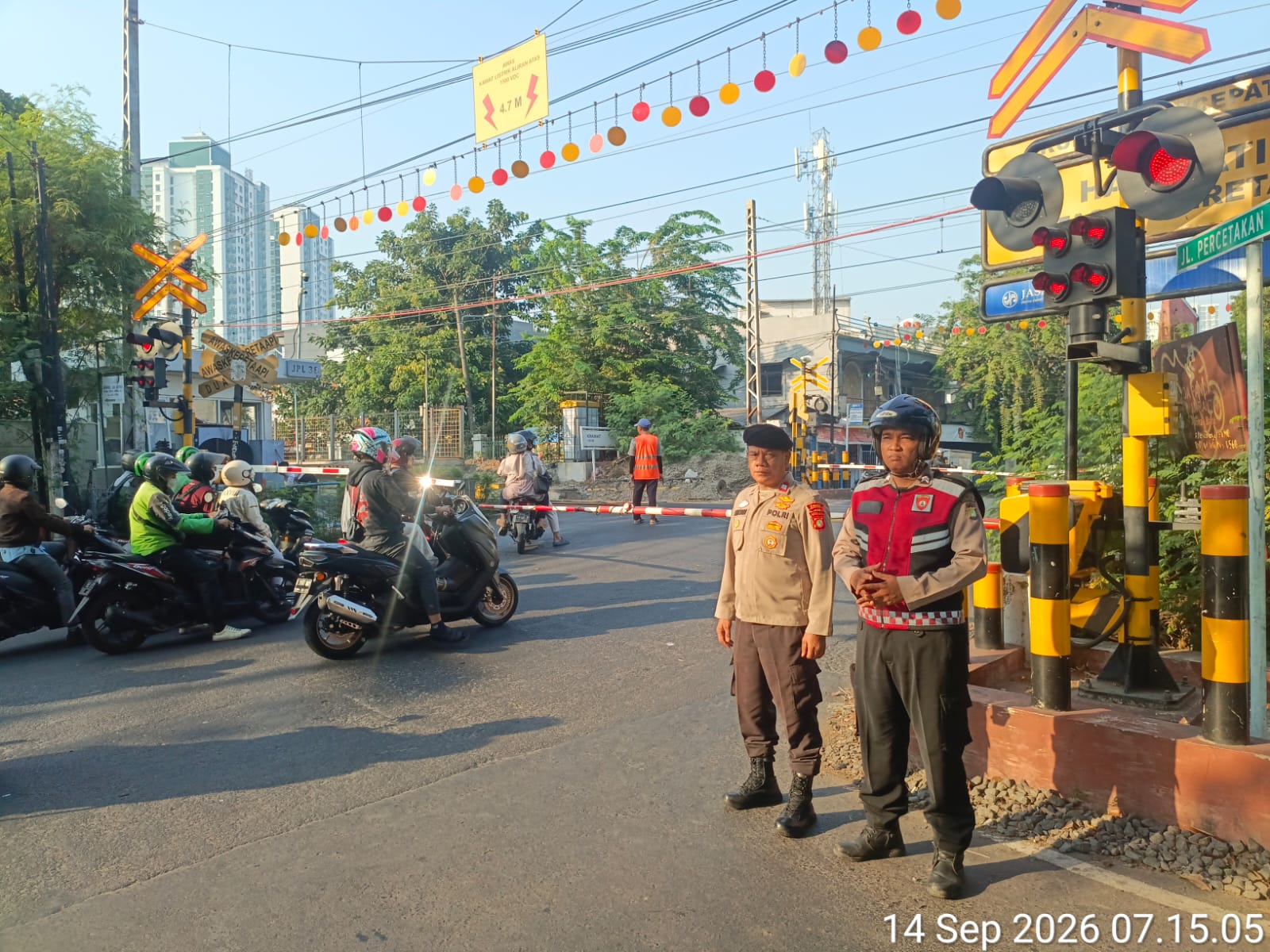 Pagi Hari, Polisi Atur Lalu Lintas dan Antisipasi Gangguan Kamtibmas