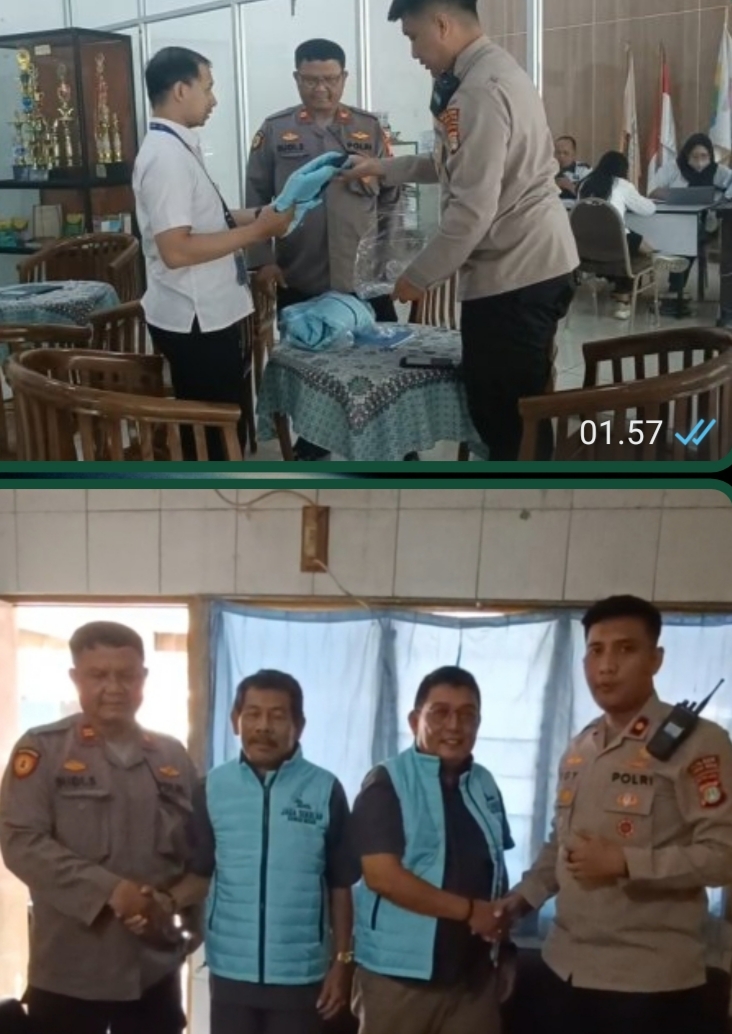 Simbol Di Mulai Program Bapak Asuh Jaga Sekolah, Kapolsek Sawah Besar Serahkan Rompi Kepada Perwakilan Pengajar