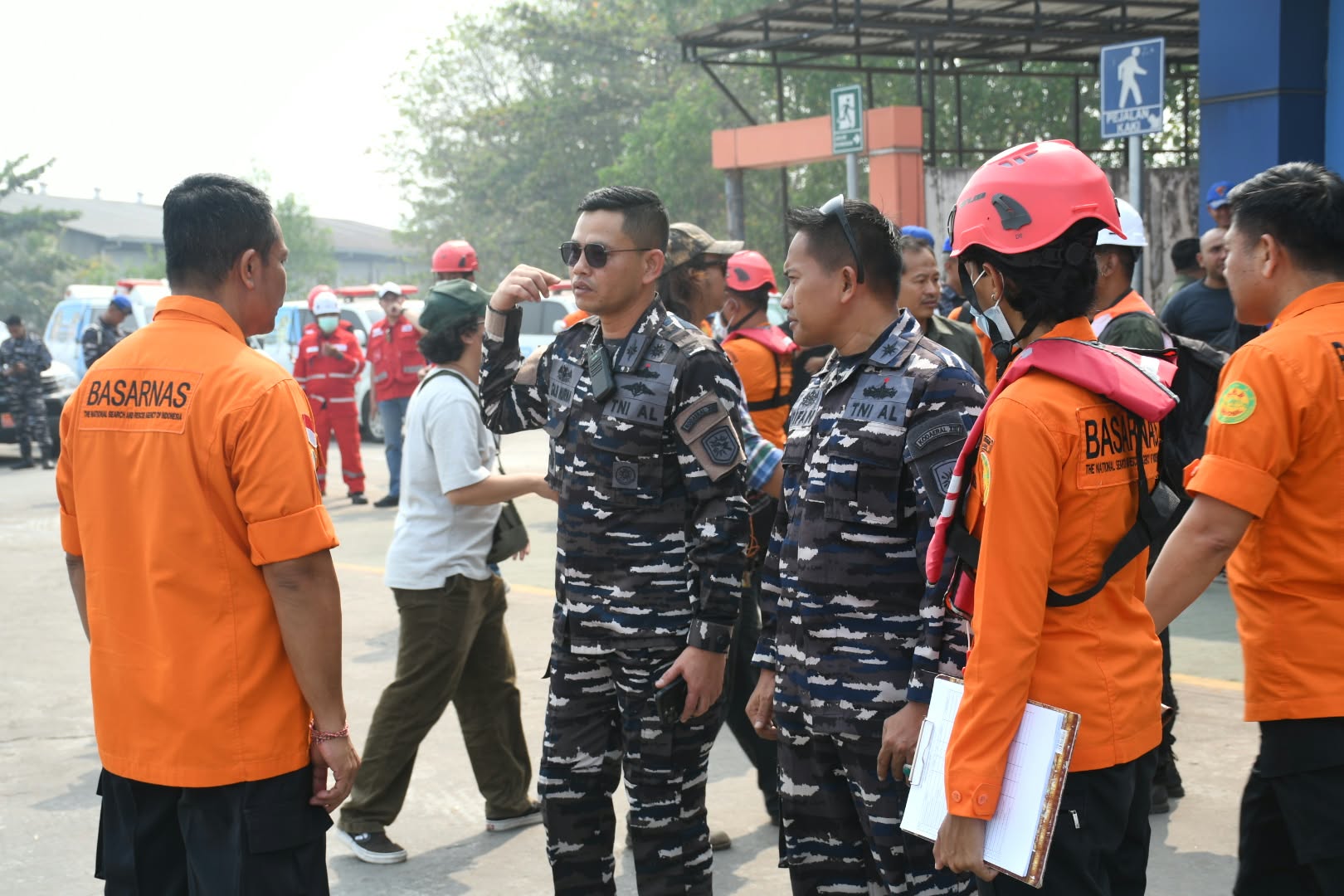 Lanal Banjarmasin Evakuasi 22 Korban KM Virgo Transport 8 di Muara Tabanio