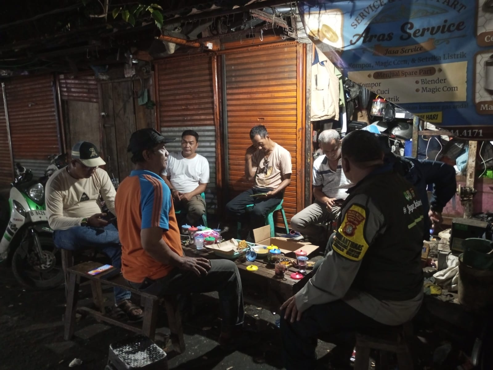 Patroli Dini Hari, Bhabinkamtibmas dan FKDM Jaga Karang Anyar Tetap Kondusif