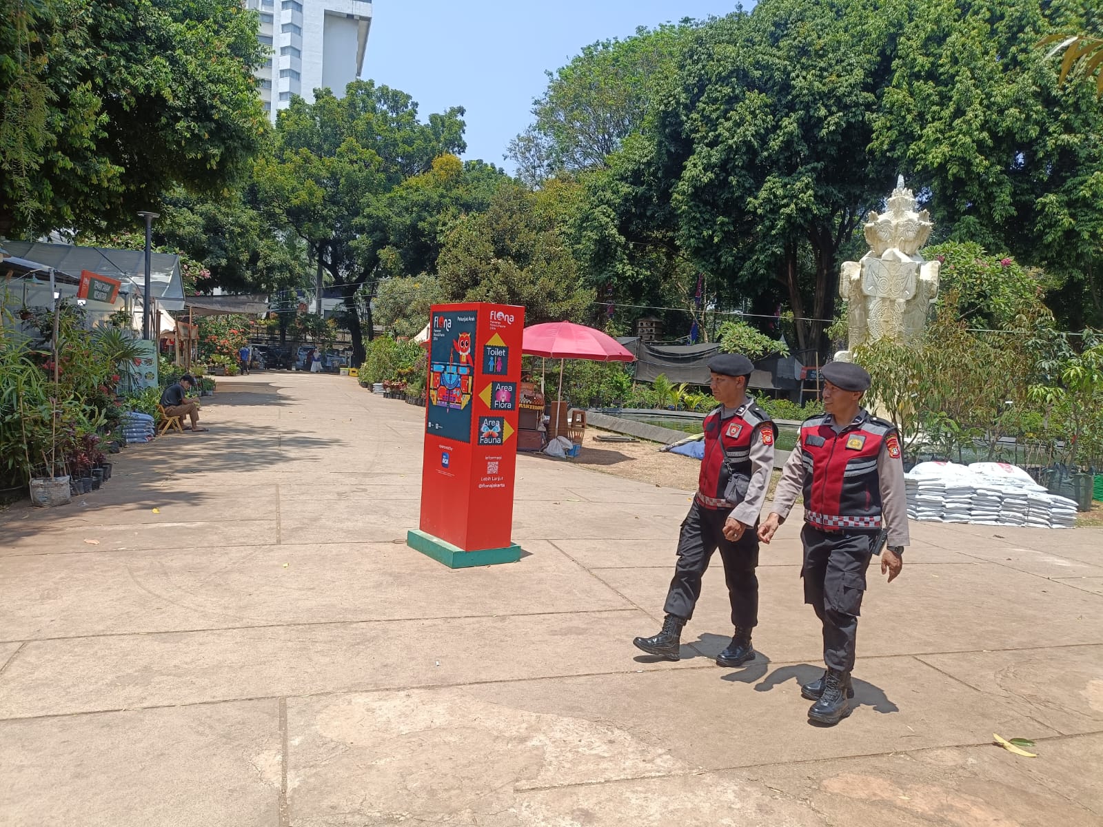 Unit Samapta Lakukan Patroli Jalan Kaki Perketat Pengamanan Flona 2026