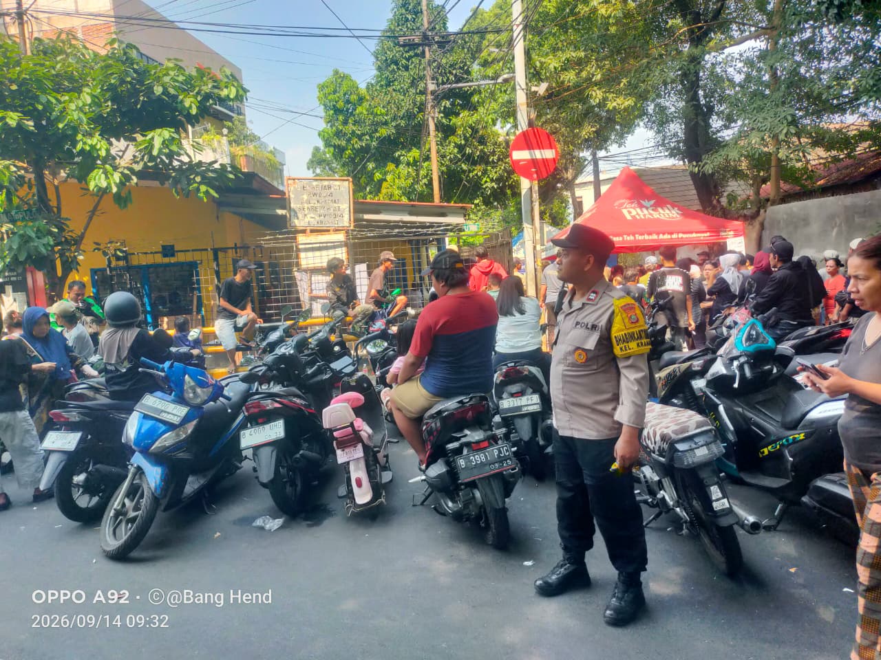 Bhabinkamtibmas Kramat Pantau Pembagian Beras Bulog untuk 3.000 Warga di Kramat