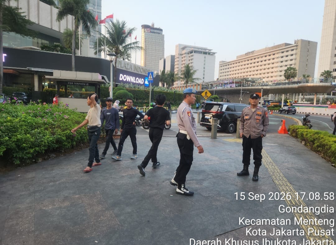 Jelang Jam Pulang, Pejalan Kaki di Thamrin Diingatkan Waspada Saat Pegang HP