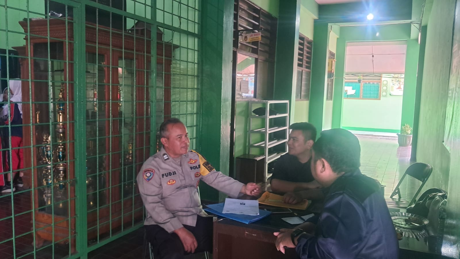 Cegah Tawuran, Bhabinkamtibmas Pondok Kelapa Ajak Warga Jaga Kamtibmas dan Bijak Bermedia Sosial