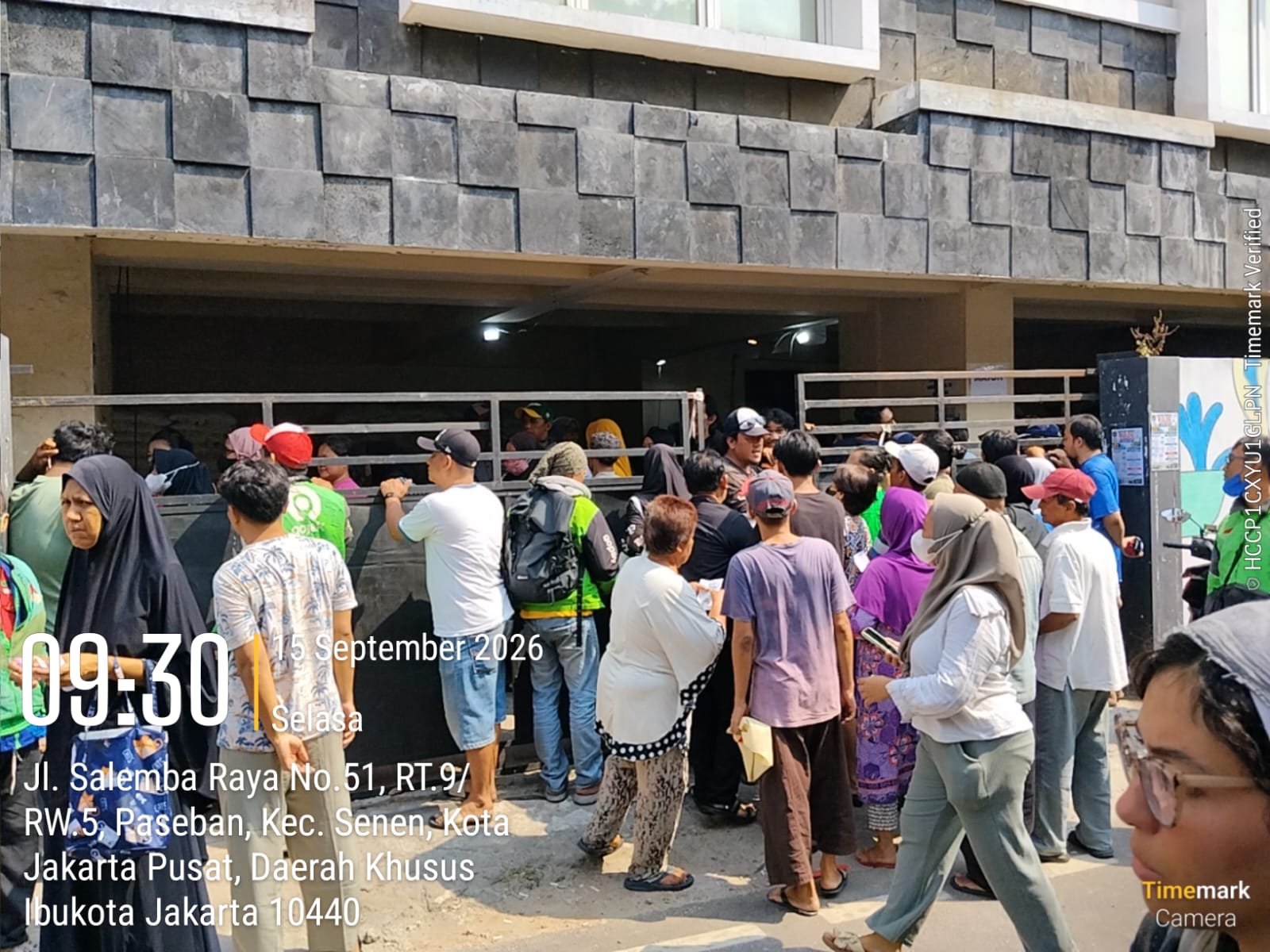Bhabinkamtibmas Pantau Pembagian Beras Bulog di Paseban, Antisipasi Kerumunan Warga
