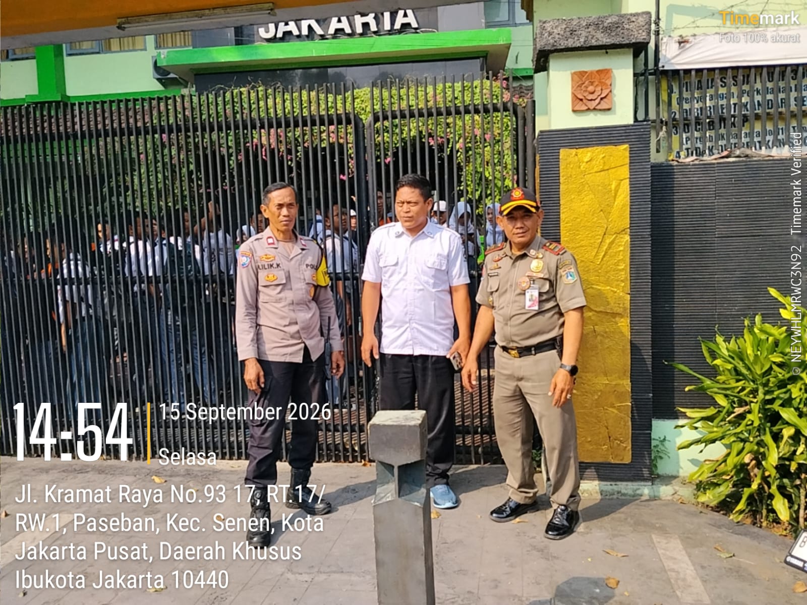 Bhabinkamtibmas Paseban Pantau Bubaran Siswa SMK 34, Imbau Pelajar Tak Nongkrong Usai Sekolah