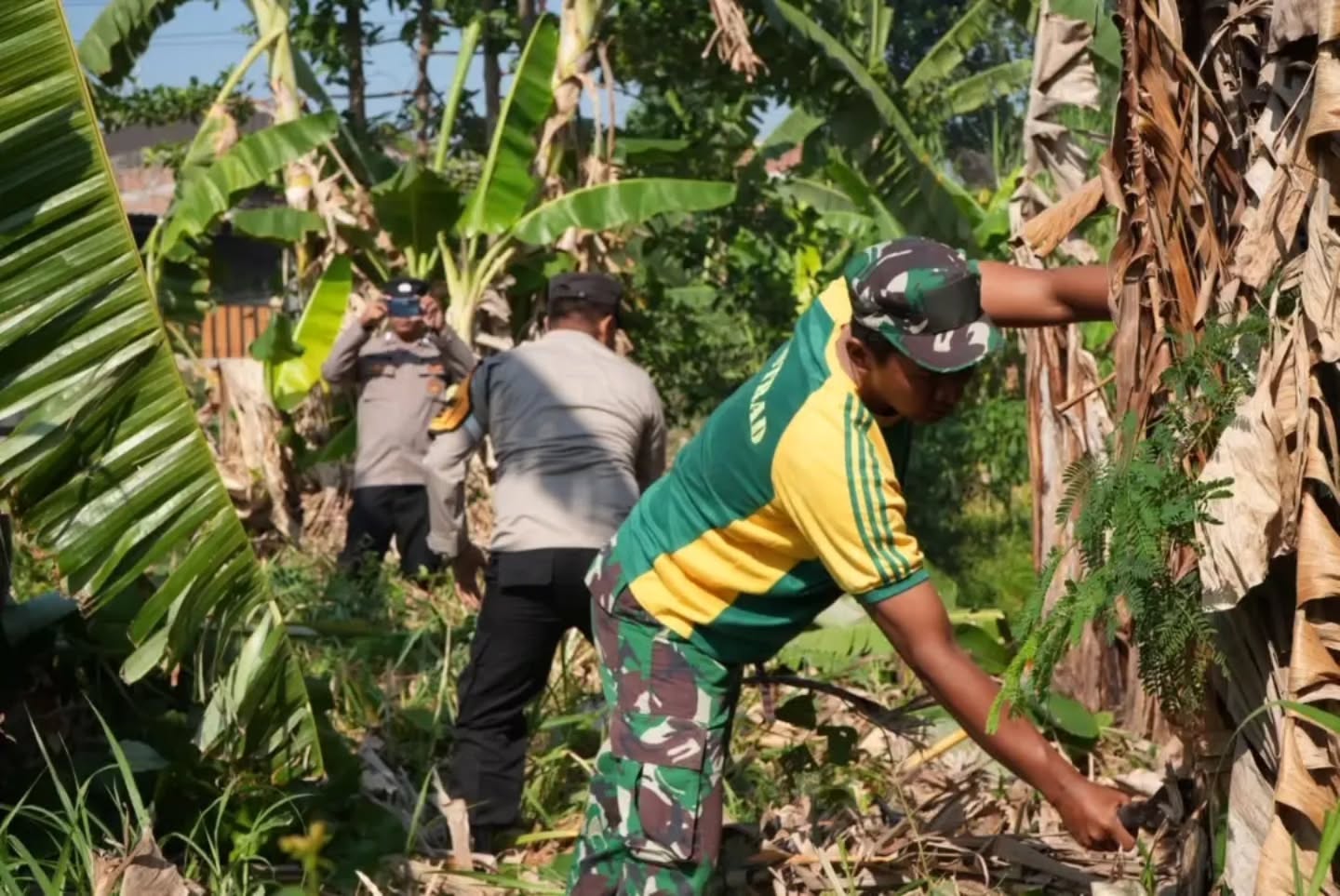 Yonif 413/Bremoro Gelar Bakti Sosial Sambut HUT ke-81 TNI