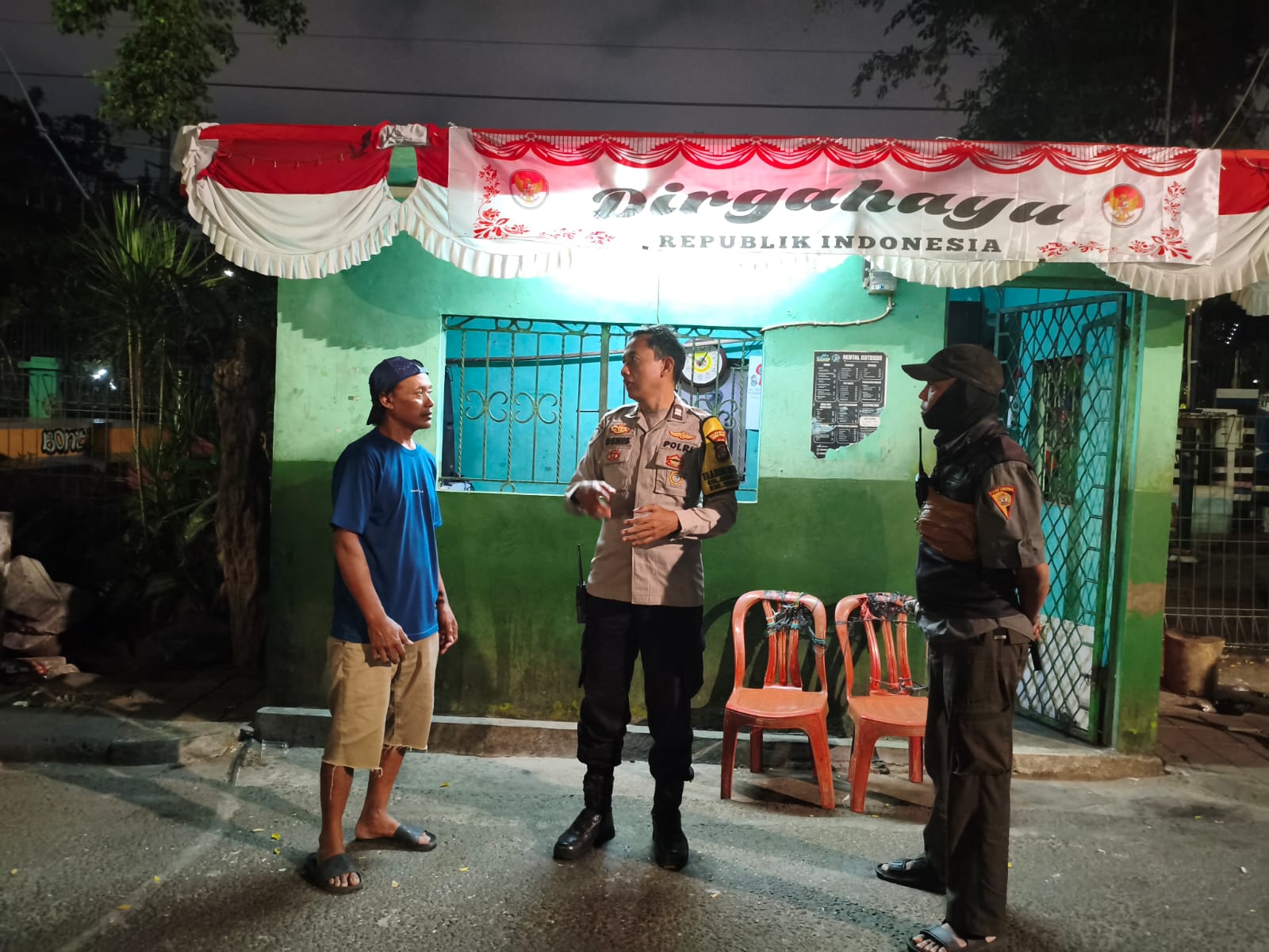 Hadir Menjelang Subuh, Bhabinkamtibmas Kebon Melati Sapa Warga di Poskamling RW 17