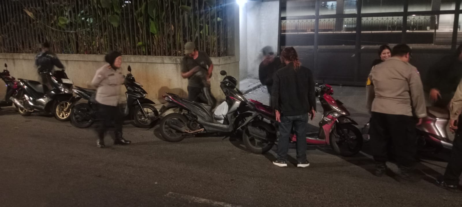 Kanit Binmas Polwan Polsek Metro Tanah Abang Pimpin Operasi Stasioner, Hadir Jaga Keamanan Warga di Tengah Malam