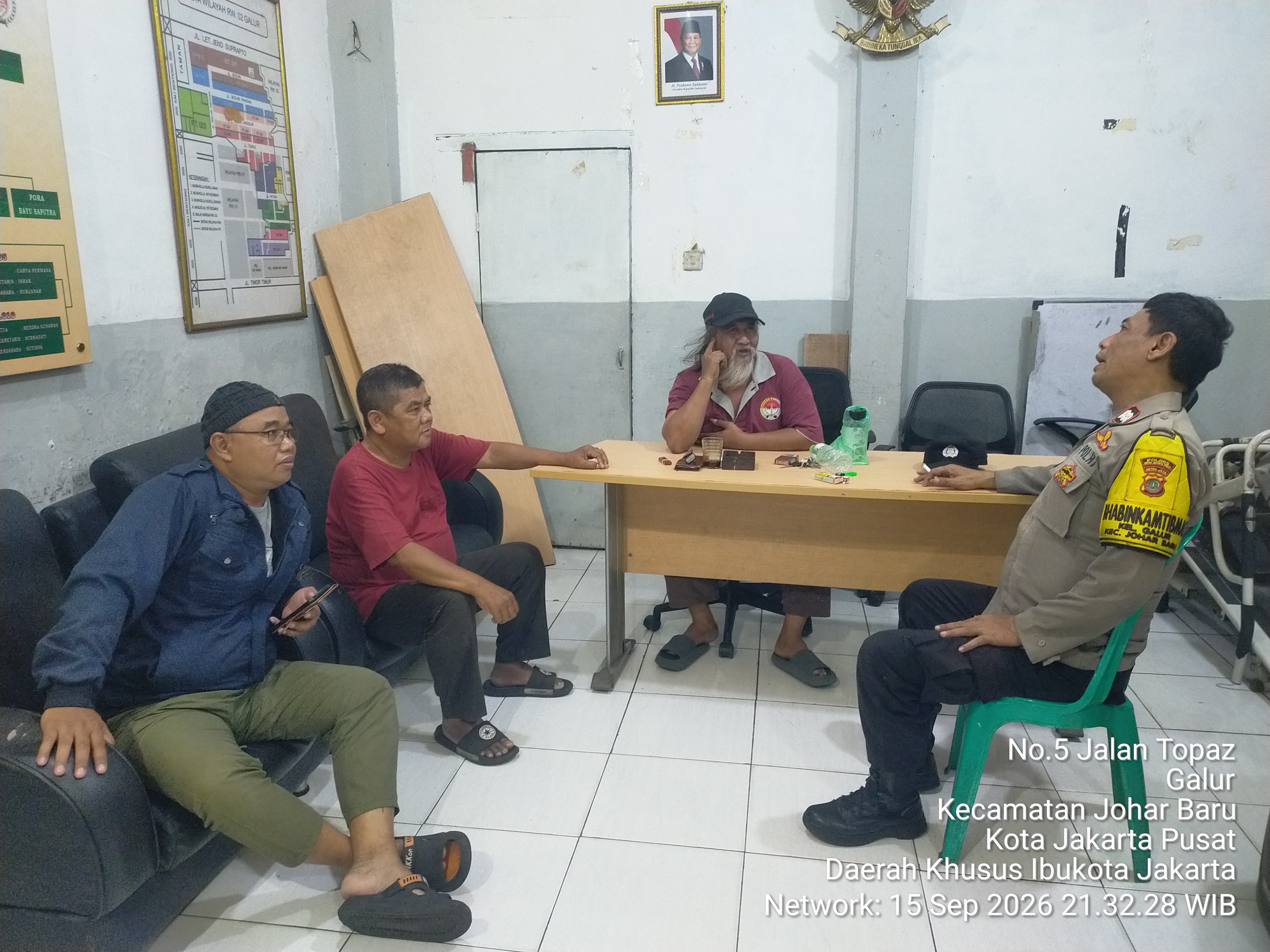 Bhabinkamtibmas Sambangi Poskamling Ajak Pengurus Wilayah RW 02 Galur Jaga Lingkungan Aman