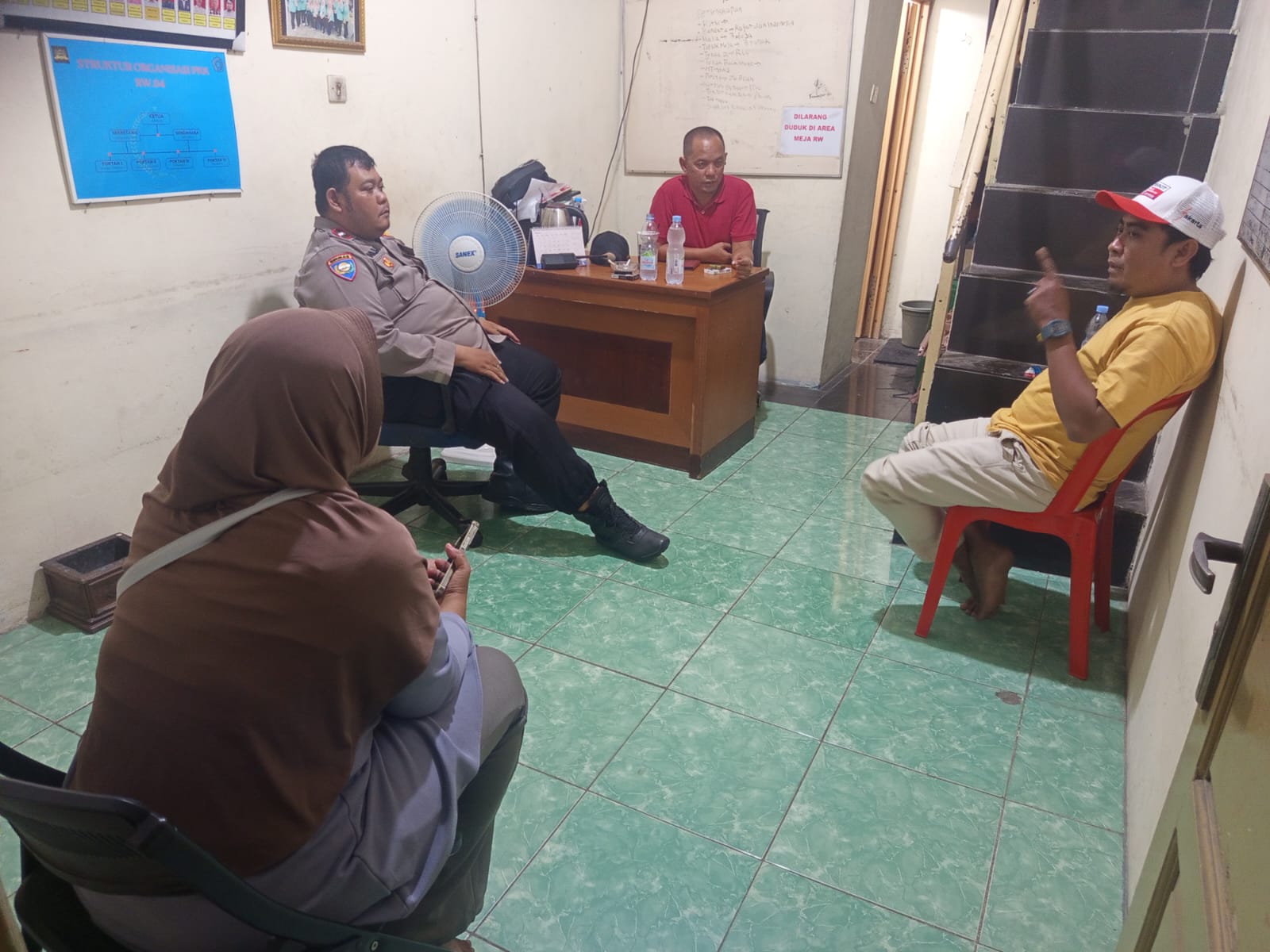 Siskamling Aktif, Warga dan Bhabinkamtibmas Bersama Jaga Keamanan Petamburan