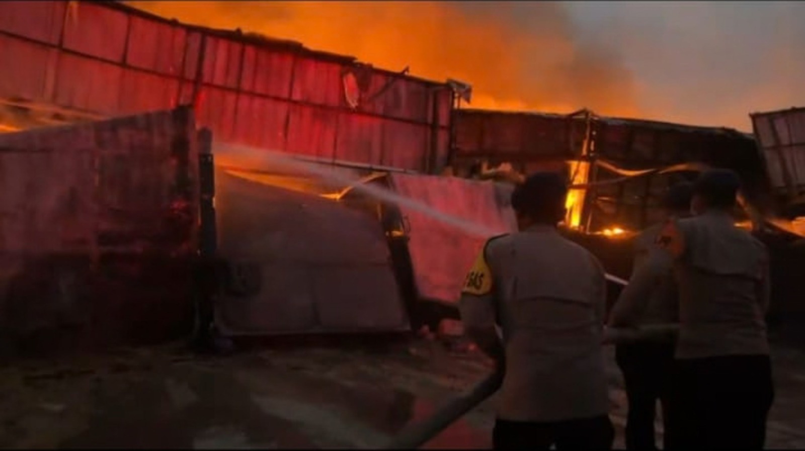 Brimob Polda Metro Jaya Bantu Pemadaman Kebakaran 26 Gudang di Kosambi