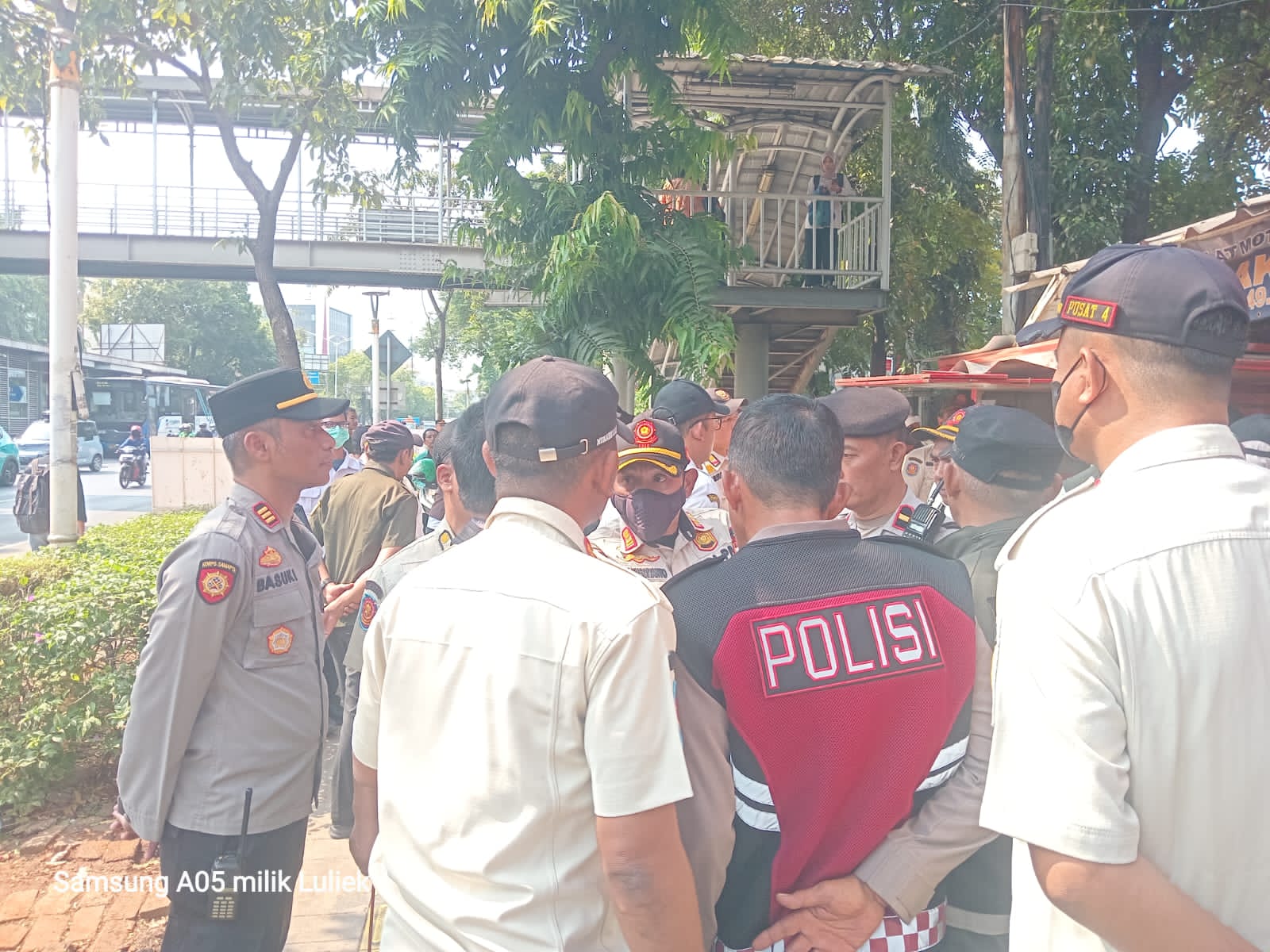 Polsek Senen Pantau Giat Penertiban Bangunan Liar Di Kwitang Senen