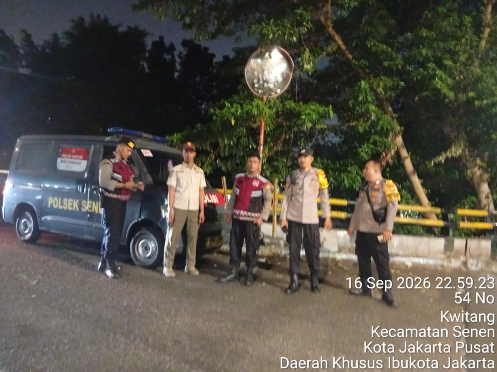 Polisi dan Satpol PP Patroli Gabungan di Senen Antisipasi Gangguan Kamtibmas