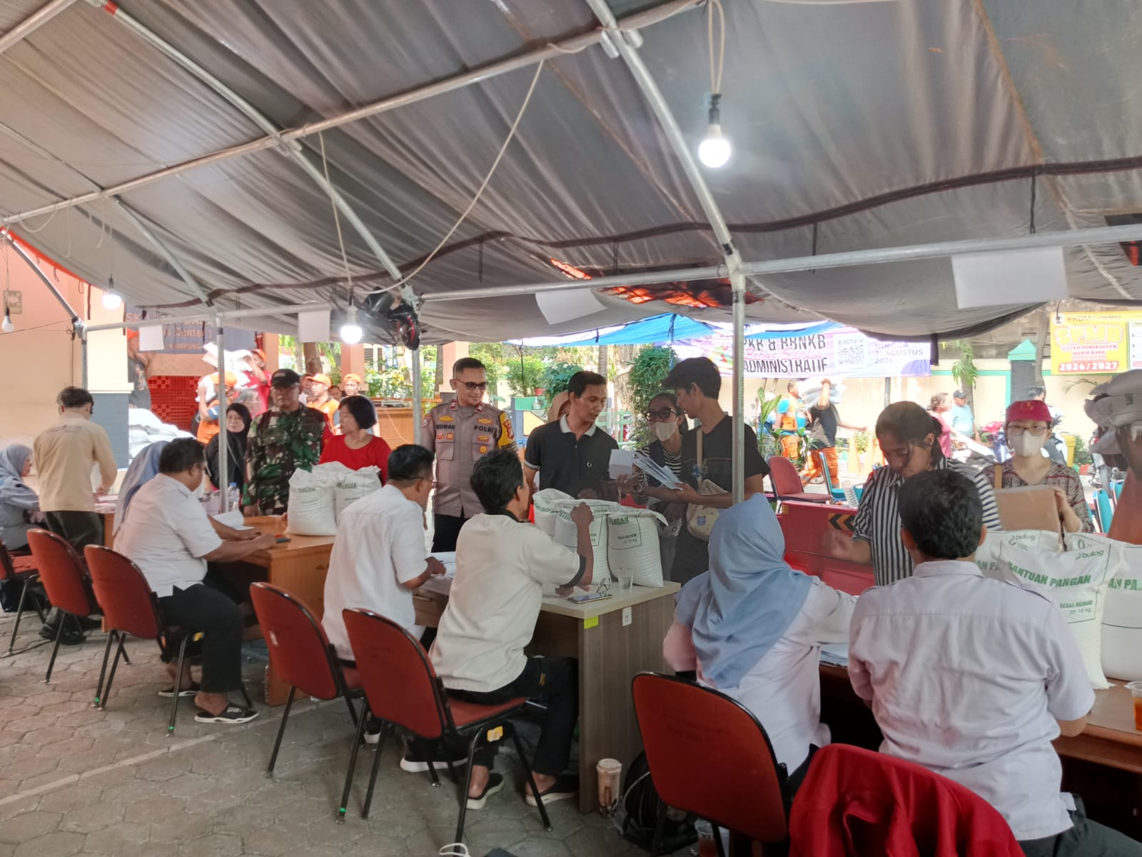 Bantuan Pangan Bulog Disalurkan, Polsek Johar Baru Pastikan Distribusi di Kampung Rawa Berjalan Lancar