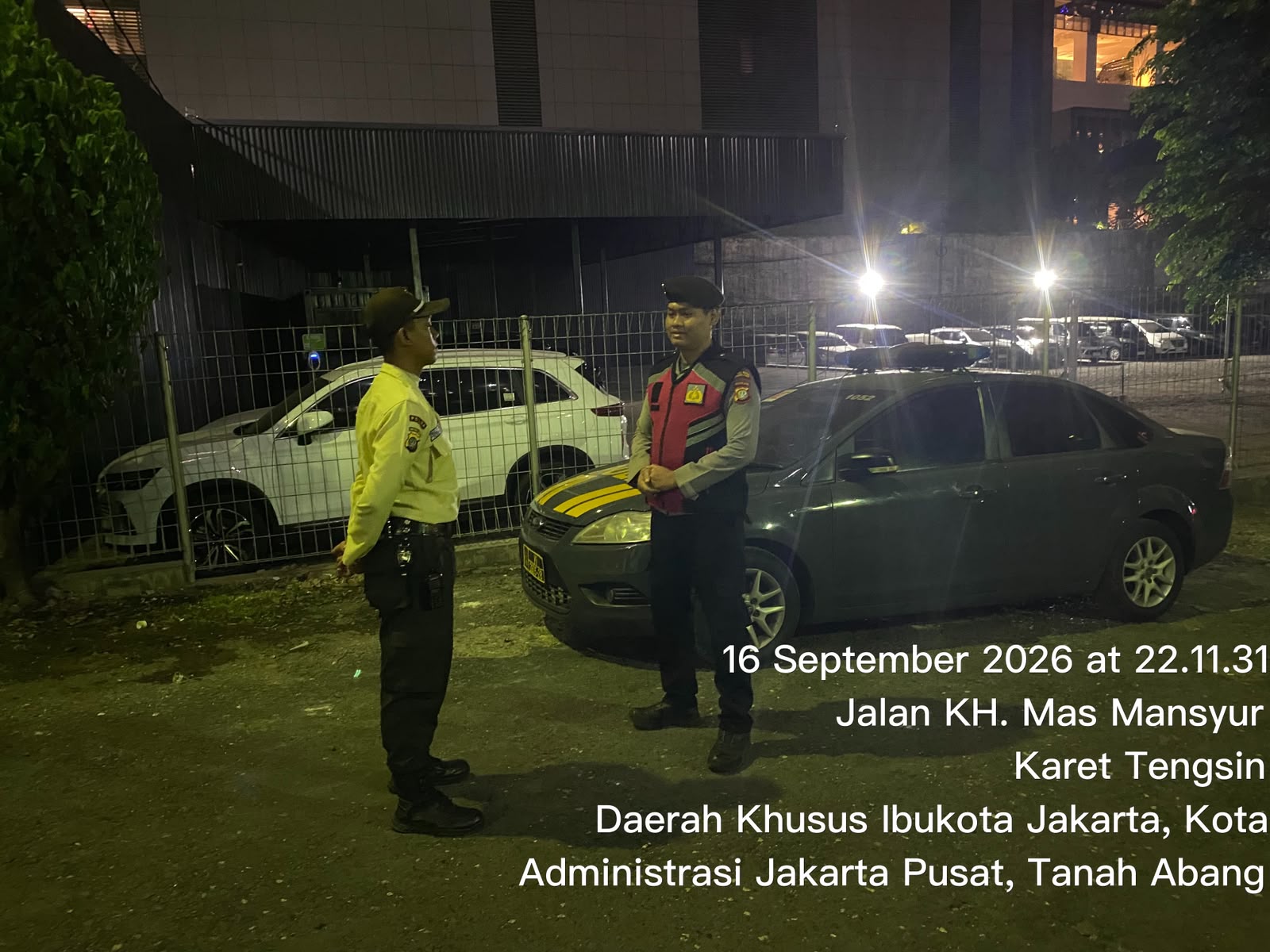 Patroli 1052 Hadir di Tengah Warga, Jaga Keamanan Malam di Karet Tengsin