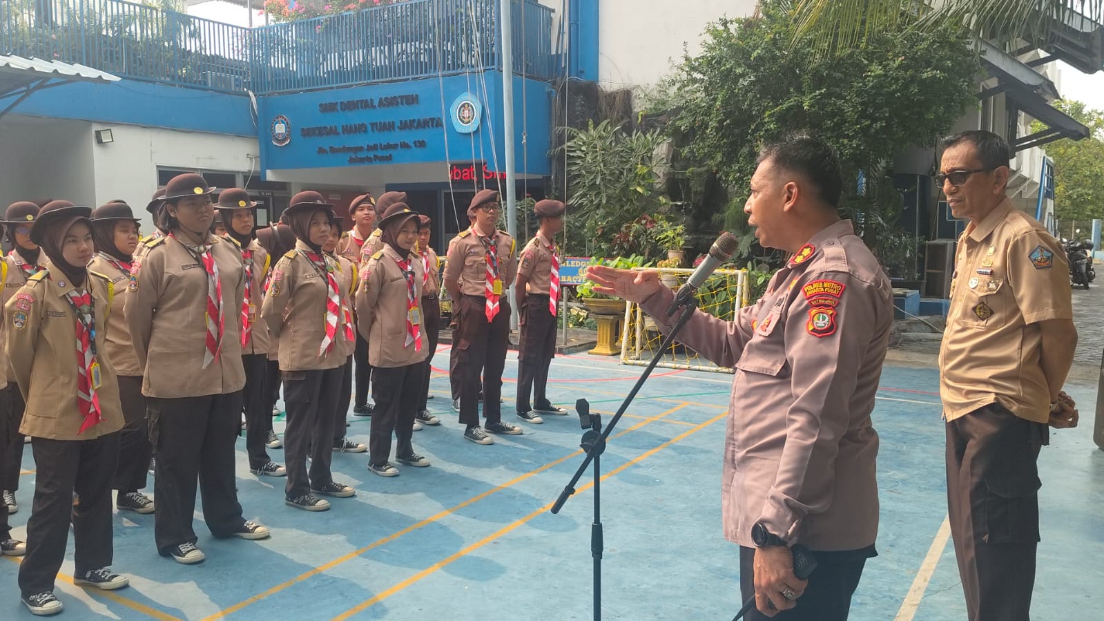 Kasat Binmas Polres Metro Jakarta Pusat Sosialisasikan Program Bapak/Kakak Asuh di SMK Dental Asisten Sekesal Hang Tuah
