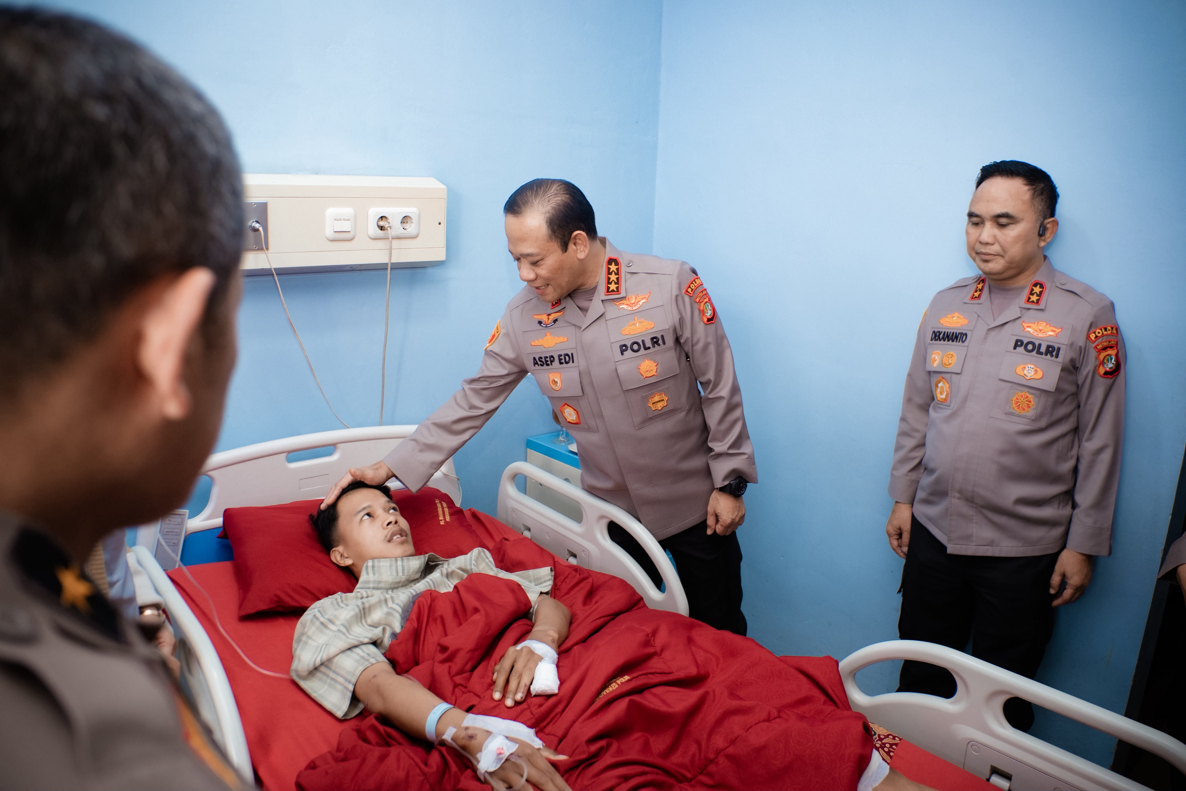 Menguatkan Anggota yang Terluka, Kapolda Metro Jaya Kunjungi RS Polri