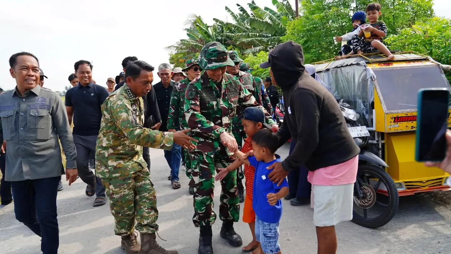 Pangdivif 3 Kostrad Tinjau Terjun Statis, Bakti Sosial dan Panen Raya di Sidrap