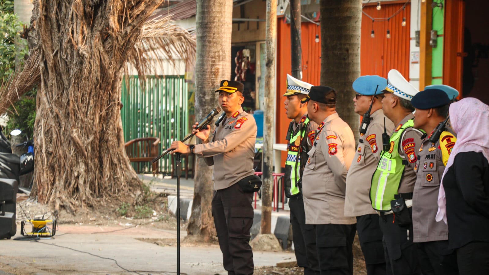 Polres Metro Jakarta Timur Siagakan Personel Amankan Sidang dr. Tifa dan Roy Suryo di PN Jaktim