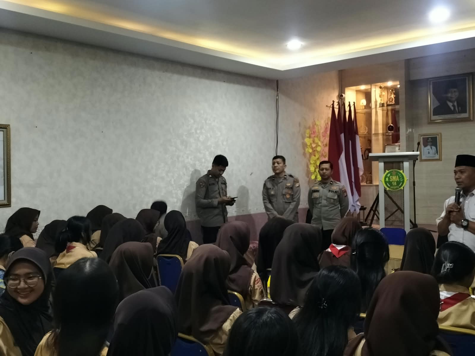 Polsek Kramatjati Dampingi Edukasi AI di SMAN 14, Pelajar Diajak Bijak Manfaatkan Teknologi