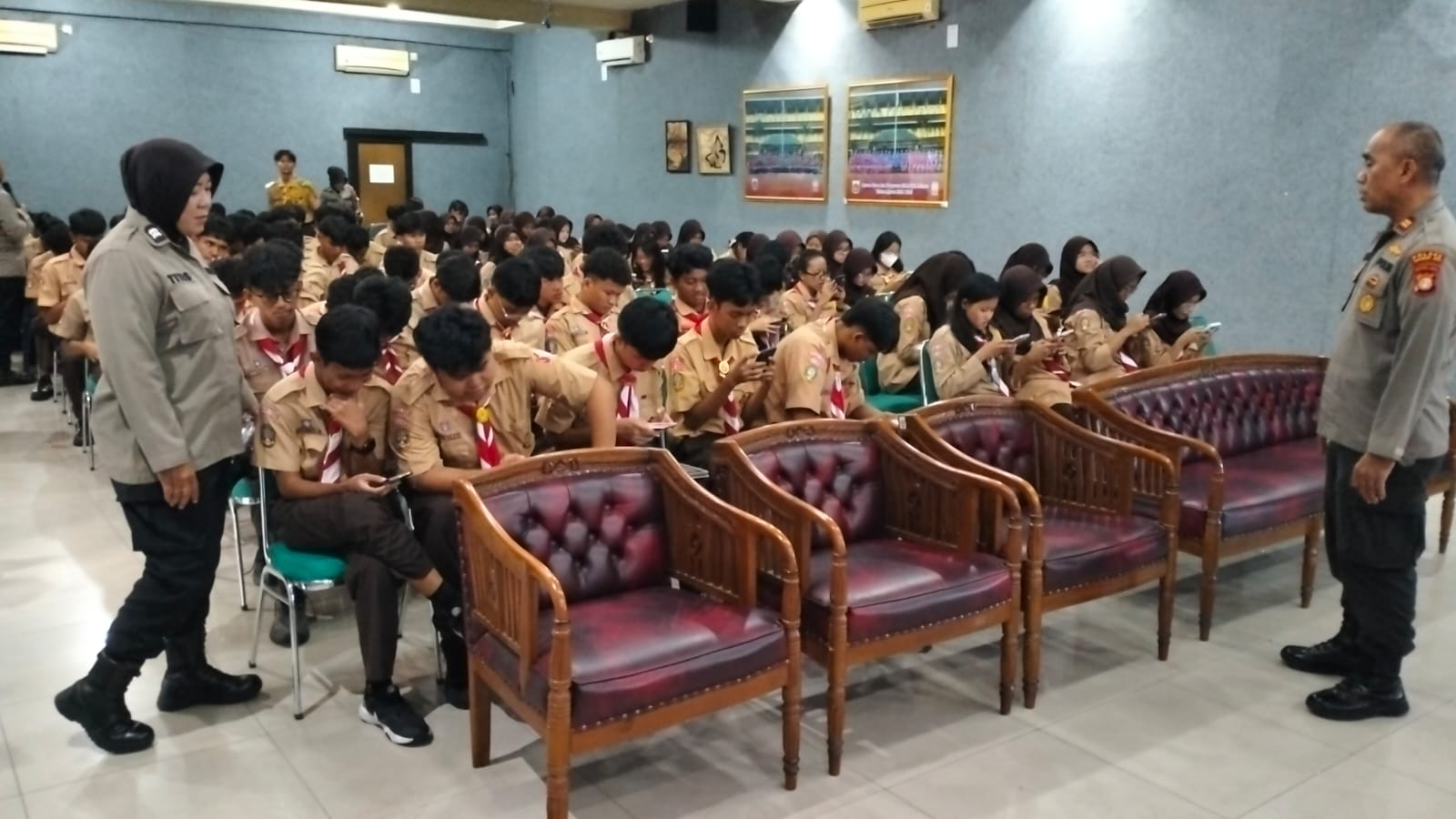 Polsek Kramatjati Dampingi Polres Metro Jaktim Berikan Edukasi AI kepada Siswa SMAN 51