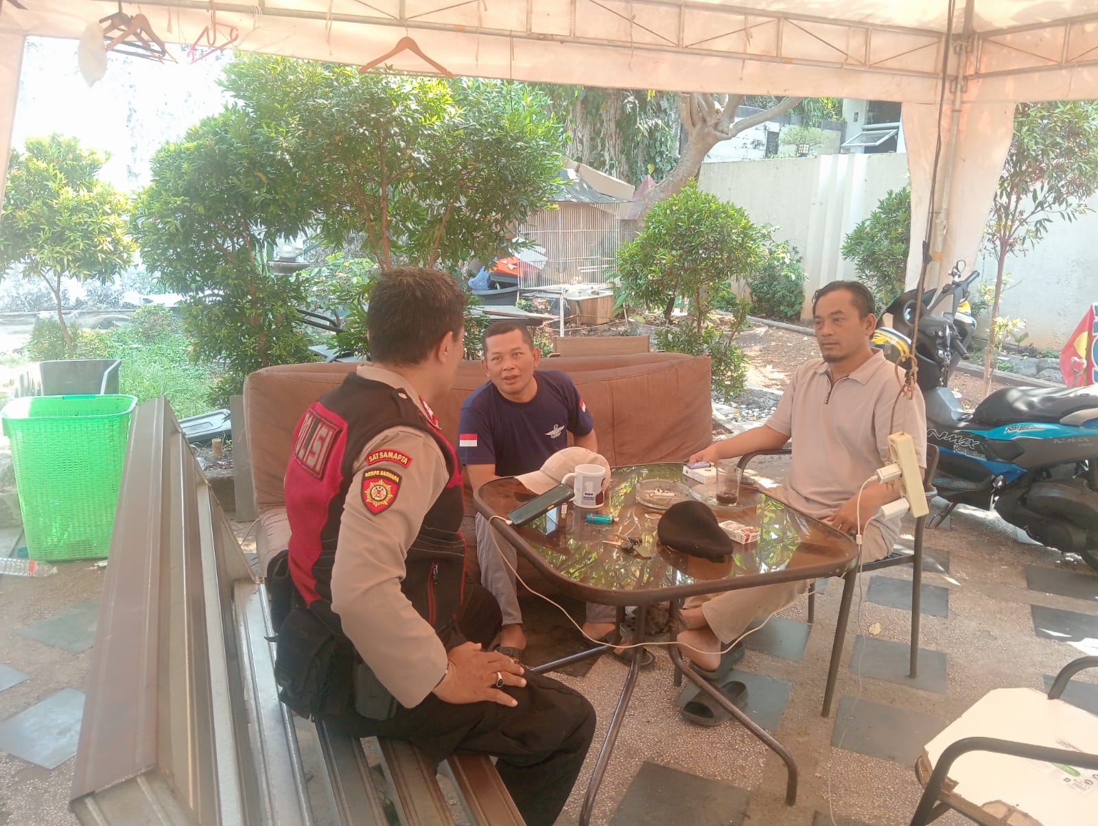 Patroli Dialogis Polsek Duren Sawit Sasar Security Perumahan, Antisipasi 3C dan Gangguan Kamtibmas