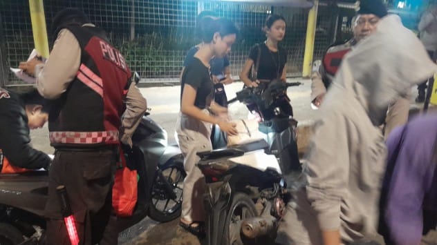Cipta Kondisi Dini Hari, Polsek Cempaka Putih Gelar Razia Stasioner dan Patroli untuk Jaga Keamanan Warga