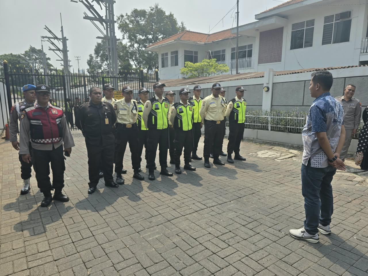 Kedepankan Pendekatan Humanis, Polri Kawal Aksi Unjuk Rasa di Menara Batavia