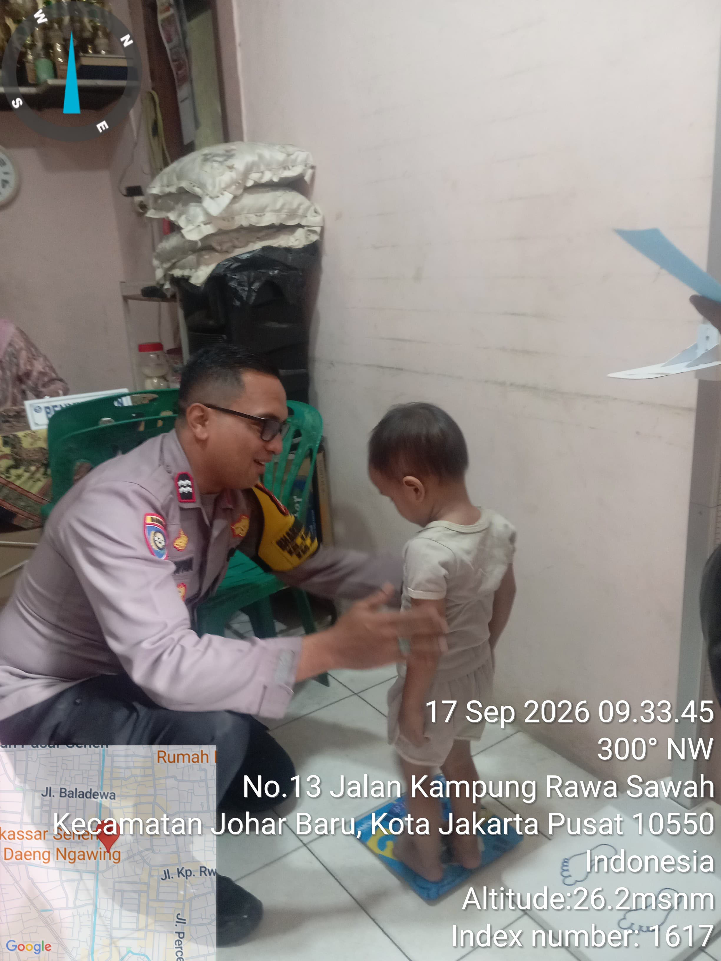 Dekat dengan Warga, Polisi Pantau Layanan Posyandu di Kampung Rawa