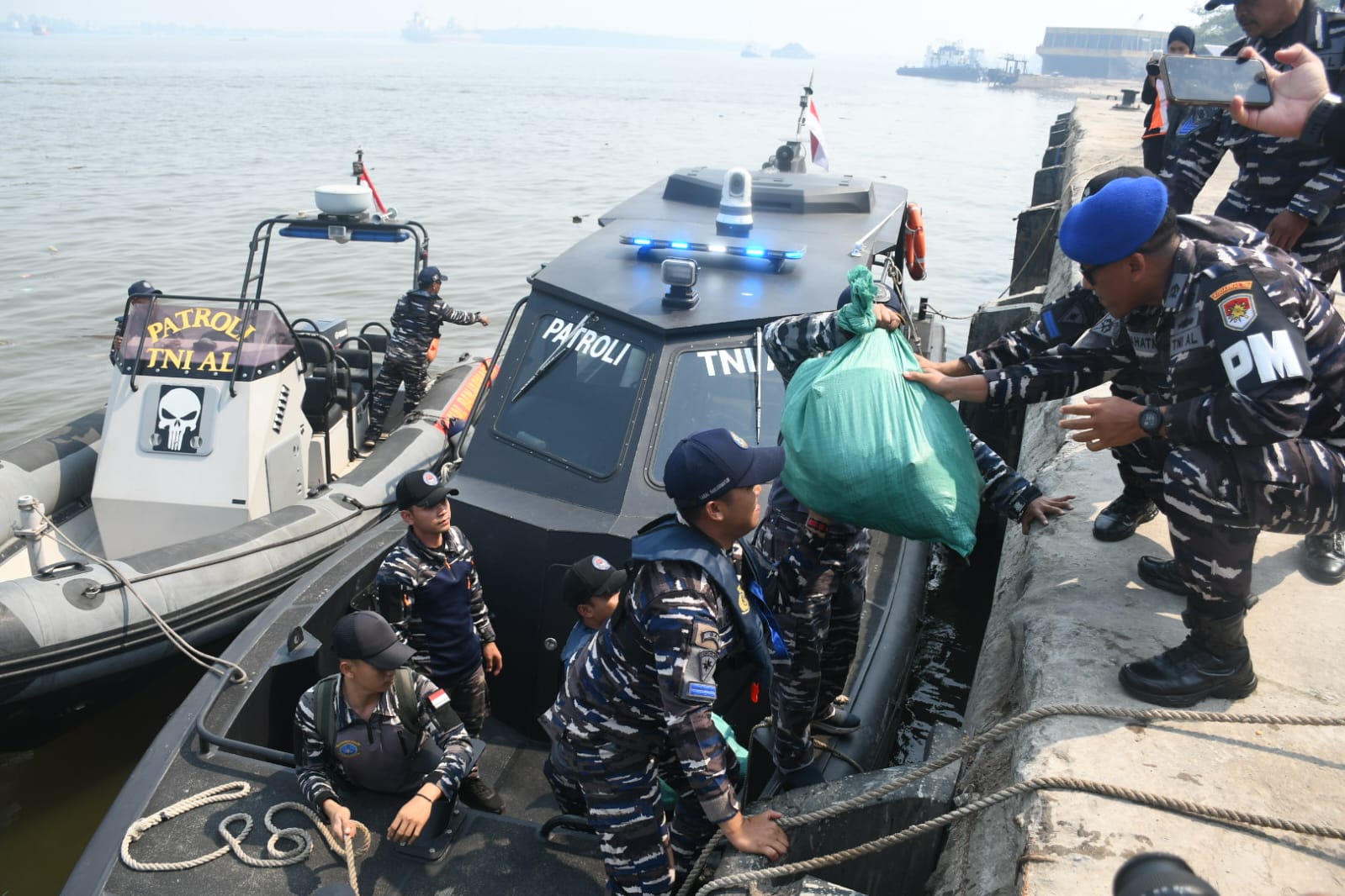 Sinergi TNI AL dan Basarnas, Lanal Banjarmasin Kawal dan Serahkan Barang Bukti KM Virgo Transport 8