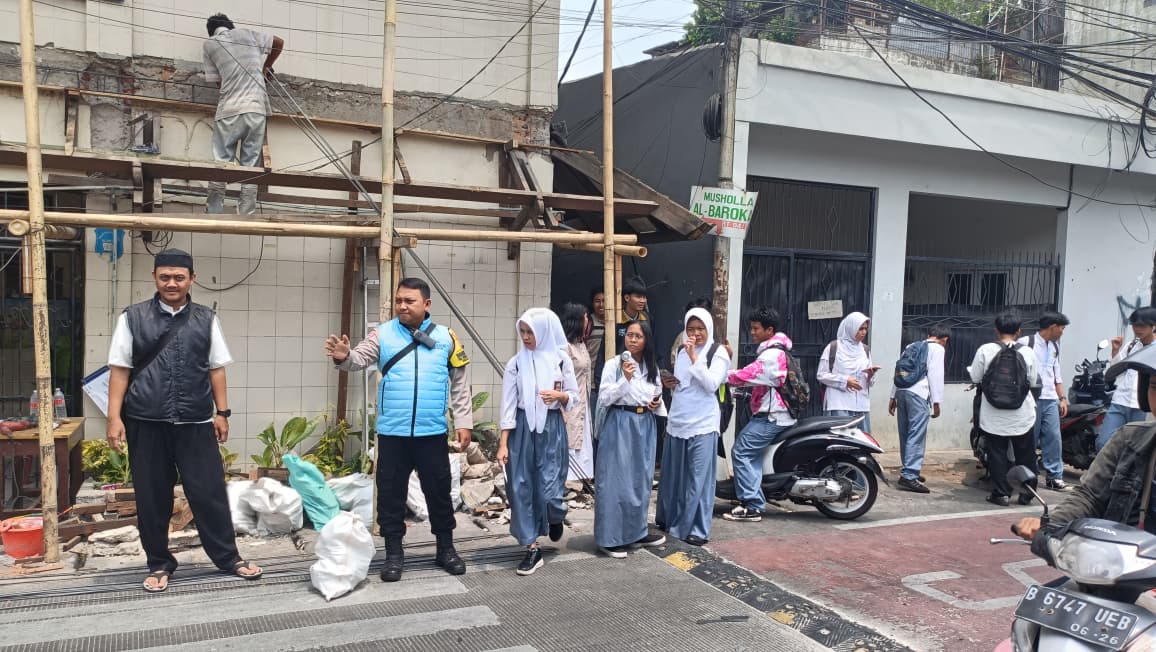 Bhabinkamtibmas Pantau Bubaran Siswa SMA Triwibawa Rajawali, Cegah Potensi Tawuran Pelajar