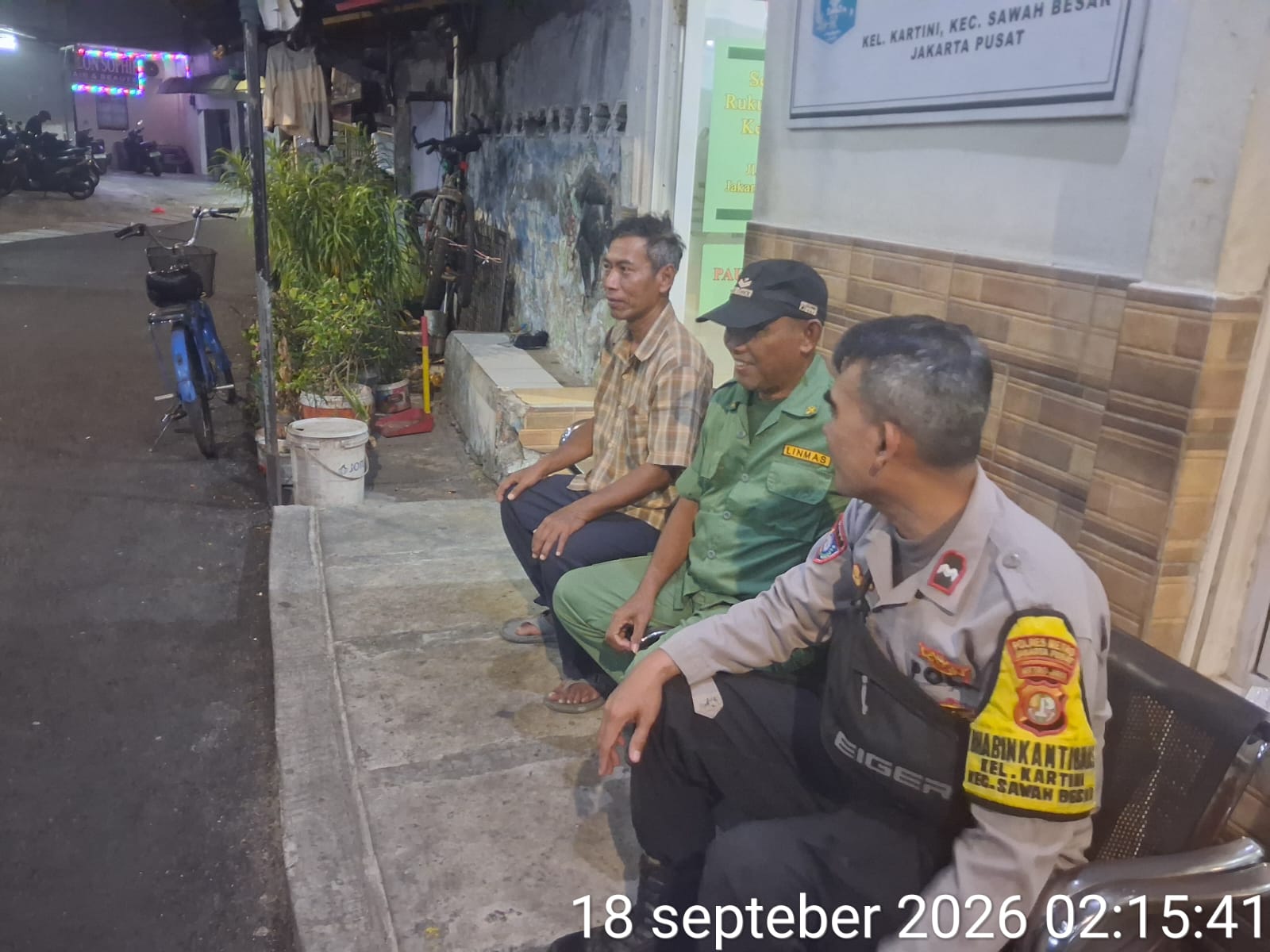 Patroli Dini Hari, Bhabinkamtibmas Sambangi Pos Satkamling Kartini