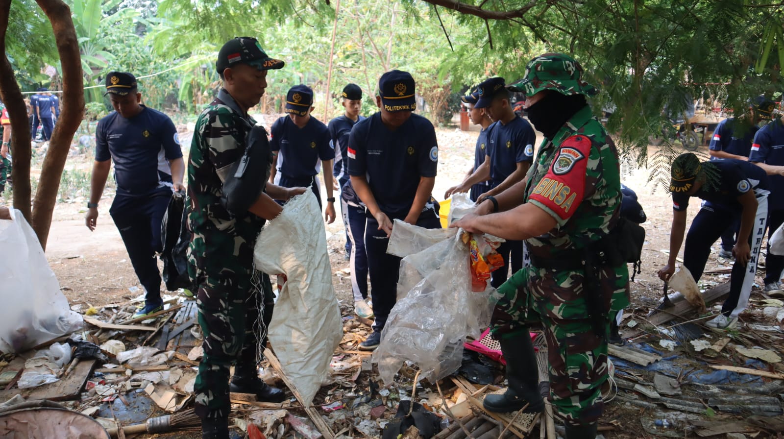 KODIM 0504 JAKARTA SELATAN GELAR KARYA BAKTI PEDULI SAMPA DALAM RANGKA HUT TNI KE-81