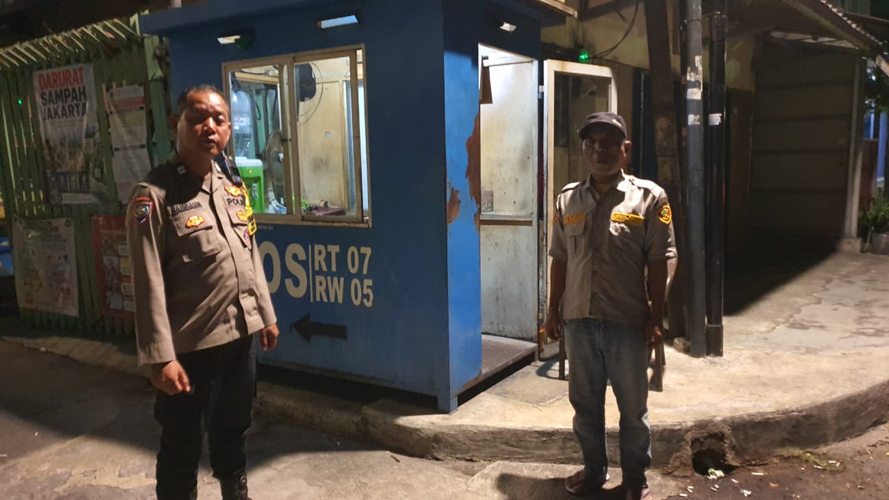 Bhabinkamtibmas Pasar Baru Perkuat Satkamling Jaga Keamanan Warga
