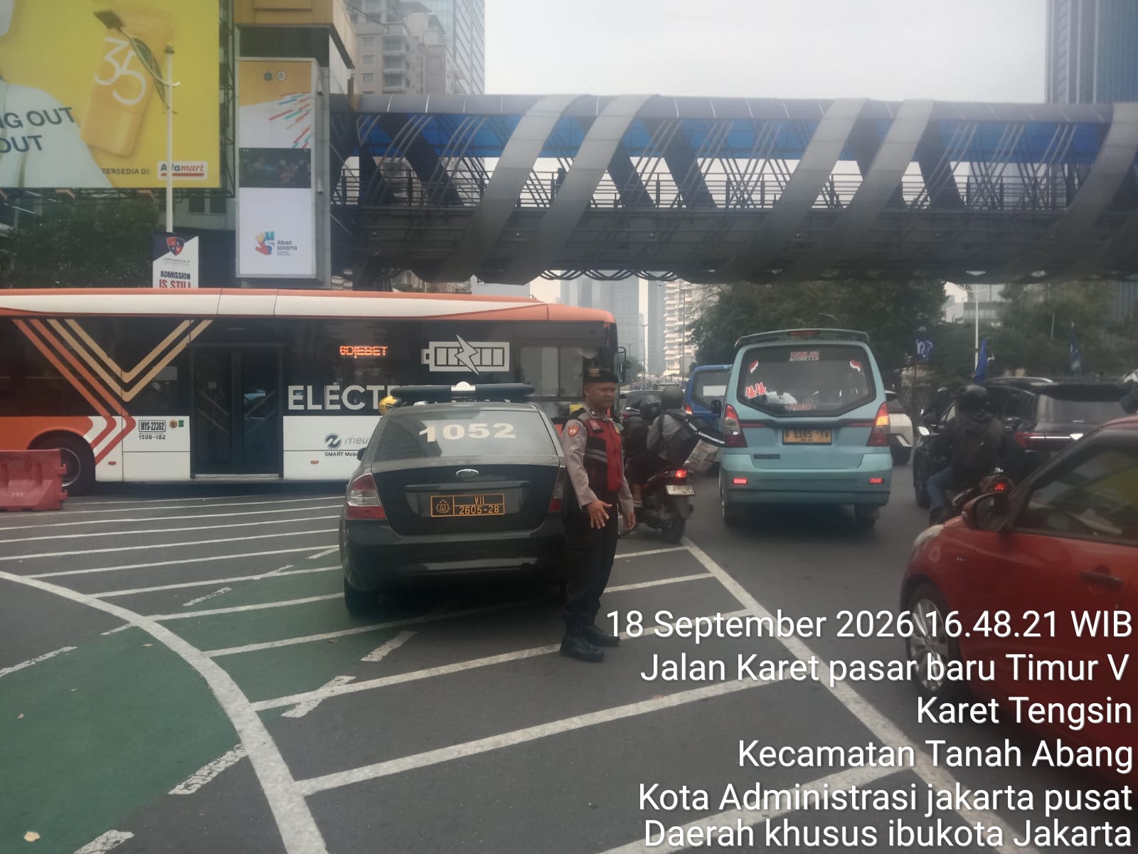 Polisi Hadir di Tengah Aktivitas Warga, Patko 1052 Jaga Kelancaran Lalu Lintas di Karet Tengsin