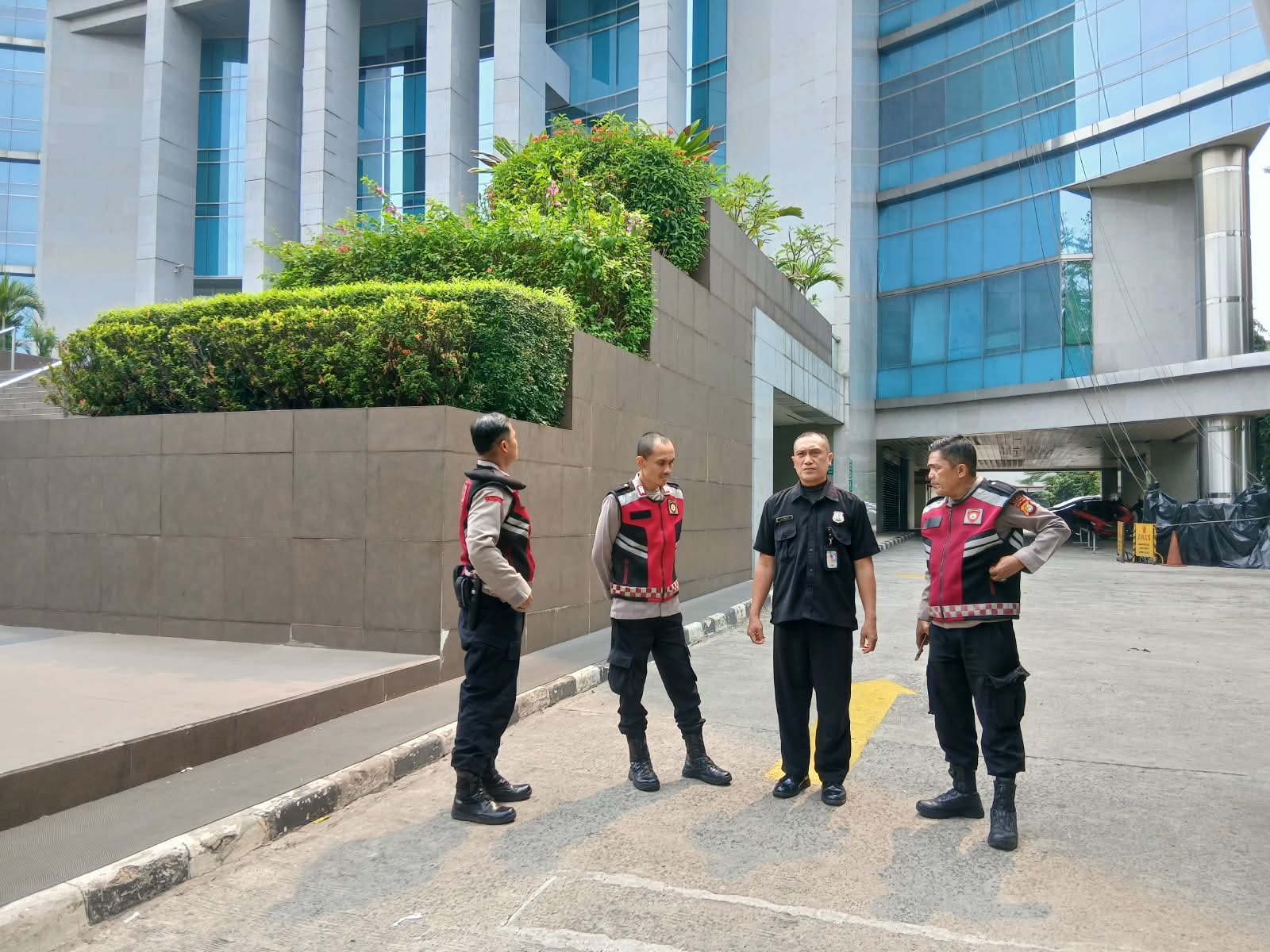 Polsek Senen Gelar Patroli Kamtibmas Siang Hari, Sasar Sejumlah Lokasi Berikan Himbauan Jaga Kamtibmas