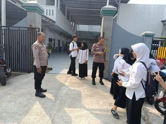 Polisi Hadir Saat Bubaran Sekolah, Pelajar SMK Tunas Harapan Diimbau Pulang Tertib