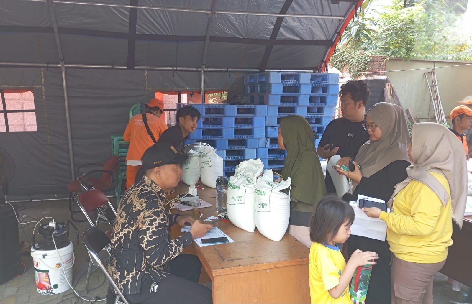 Bhabinkamtibmas Karet Tengsin Monitoring dan Kawal Pendistribusian Bantuan Pangan Beras Bulog kepada Warga