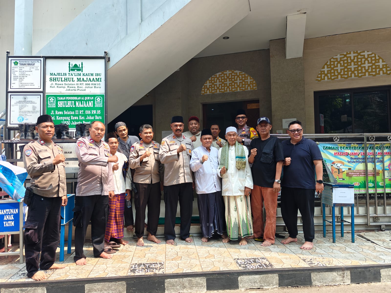 Kapolsek Johar Baru Perkuat Silaturahmi dengan Warga Lewat Sholat Jumat Keliling