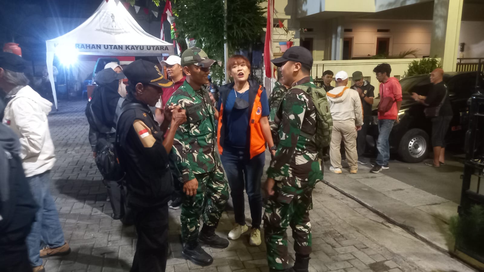 Jaga Kondusivitas Wilayah, Koramil 02/Matraman Bersama Komduk Gelar Patroli Malam Minggu