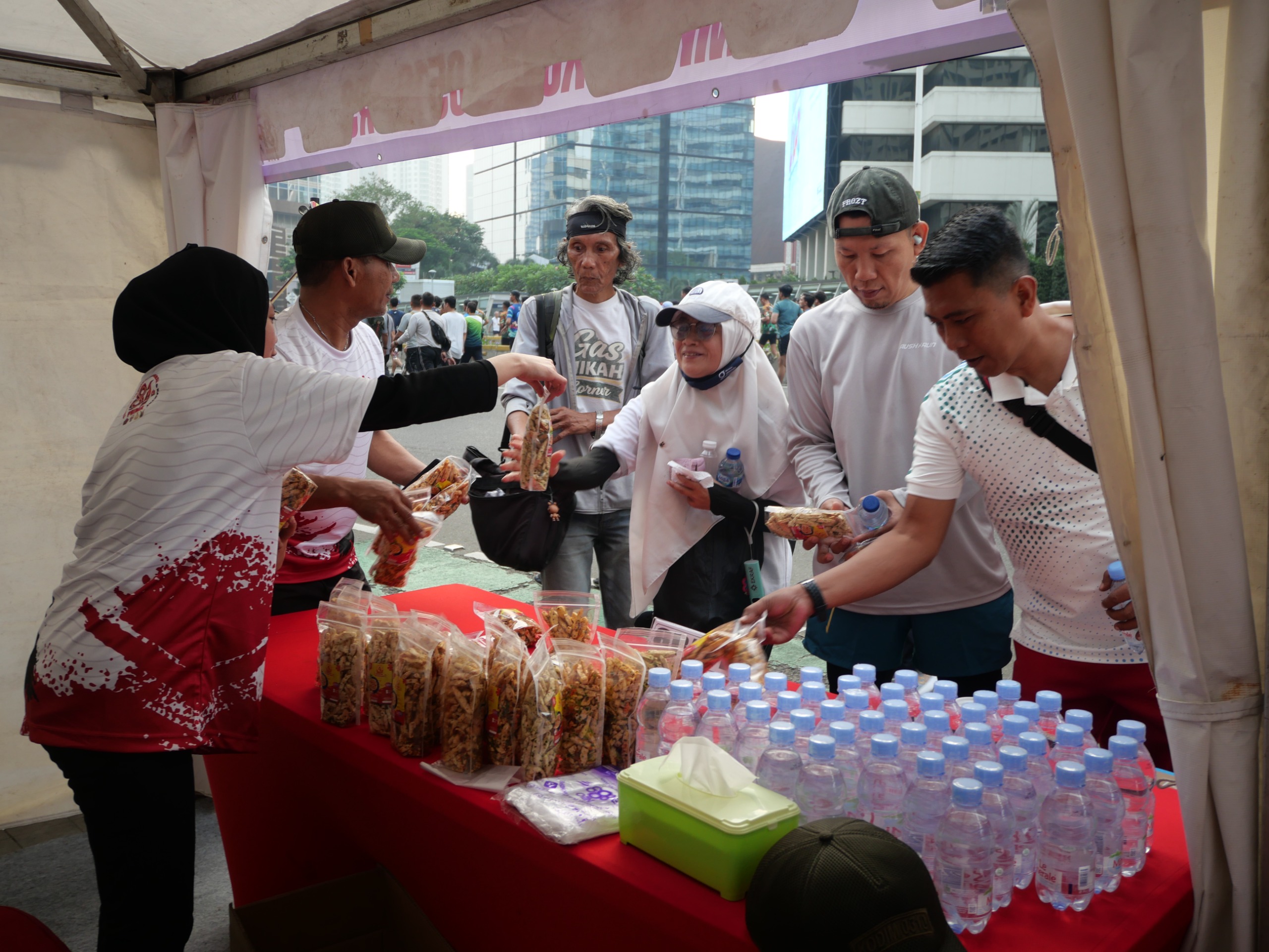 Stand UMKM Kodim 0510/Tigaraksa Diserbu Peserta Fun Walk dan Fun Run di Car Free Day Sambut HUT TNI ke-81