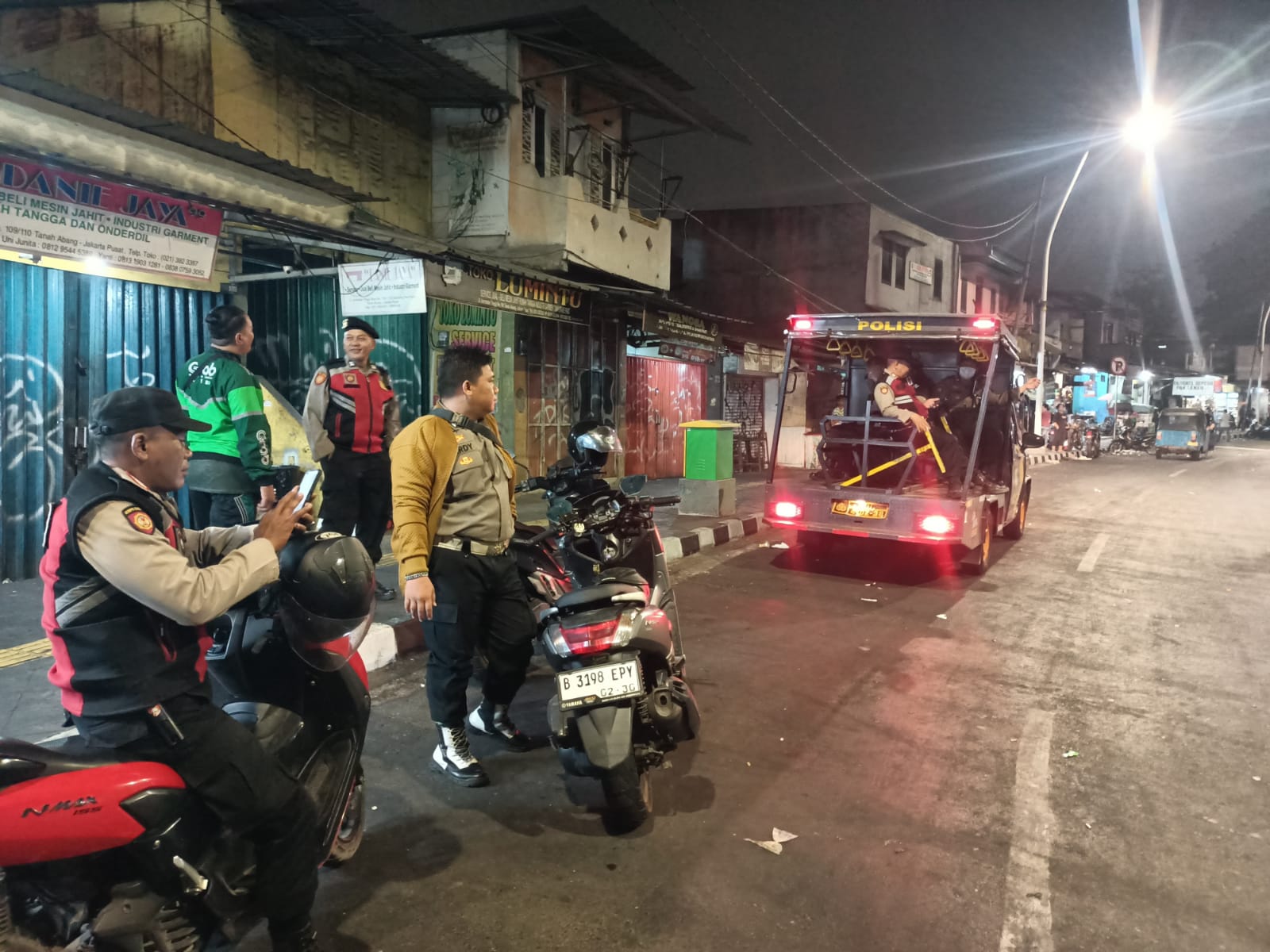 Wujudkan Lingkungan Aman, Polsek Metro Tanah Abang Perkuat Patroli dan Imbauan Kamtibmas