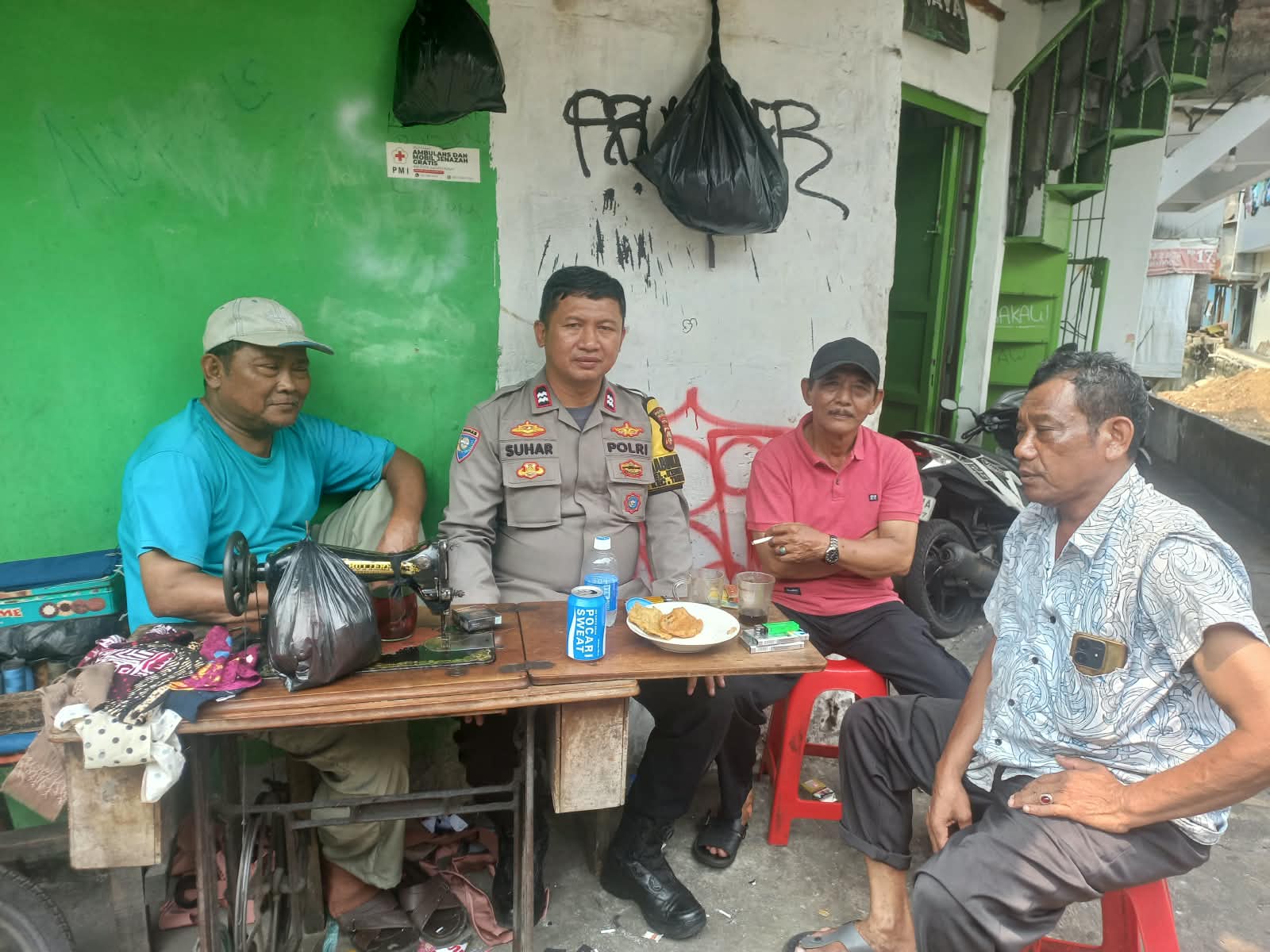 Sambangi Warga Kebon Kacang, Bhabinkamtibmas Ajak Jaga Lingkungan dan Cegah Tawuran
