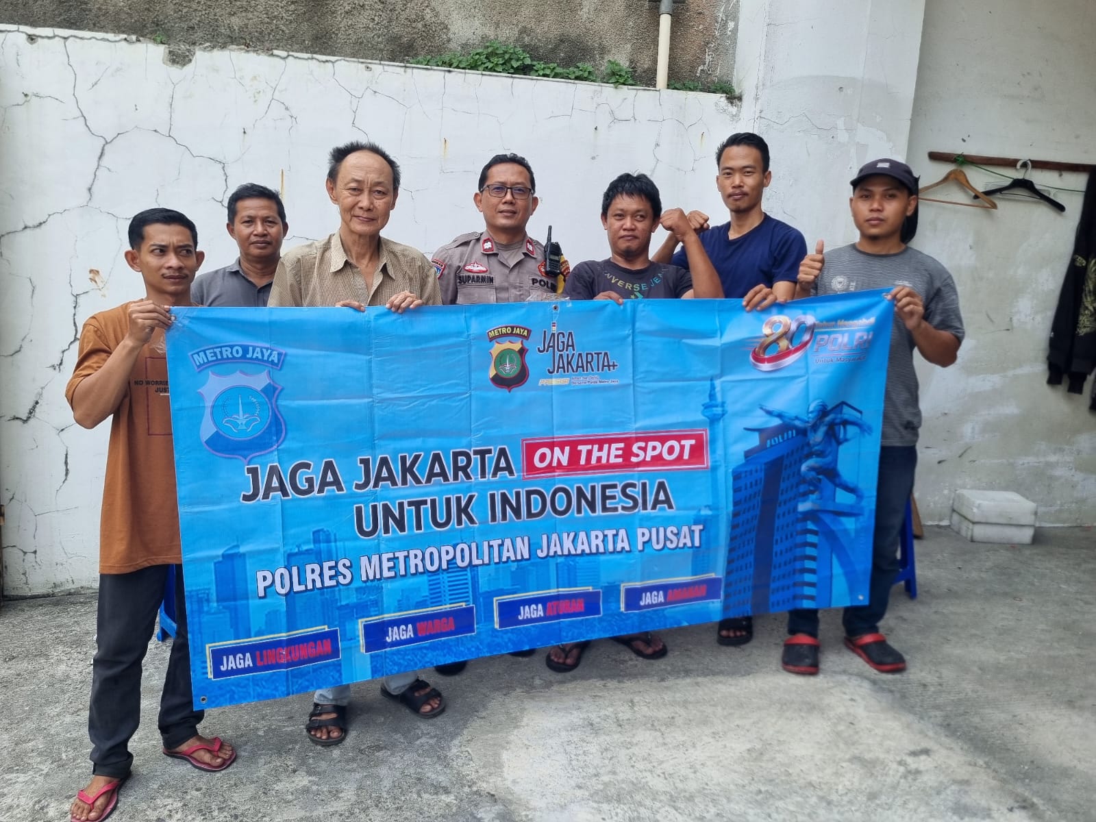 Sambangi Warga, Bhabinkamtibmas Karet Tengsin Bangun Kebersamaan untuk Jakarta yang Aman
