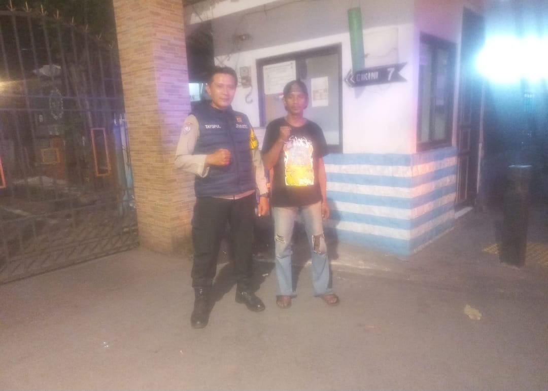 Bhabinkamtibmas dan Satkamling Cikini Perkuat Pengawasan Akses Lingkungan Saat Dini Hari