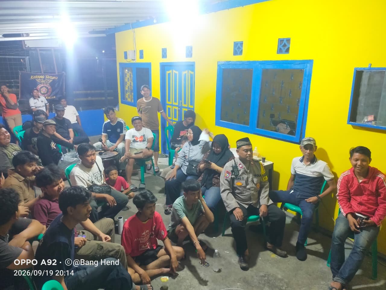 Bhabinkamtibmas Pantau Giat Nobar Persija vs Java United di Kramat, Situasi Aman Kondusif