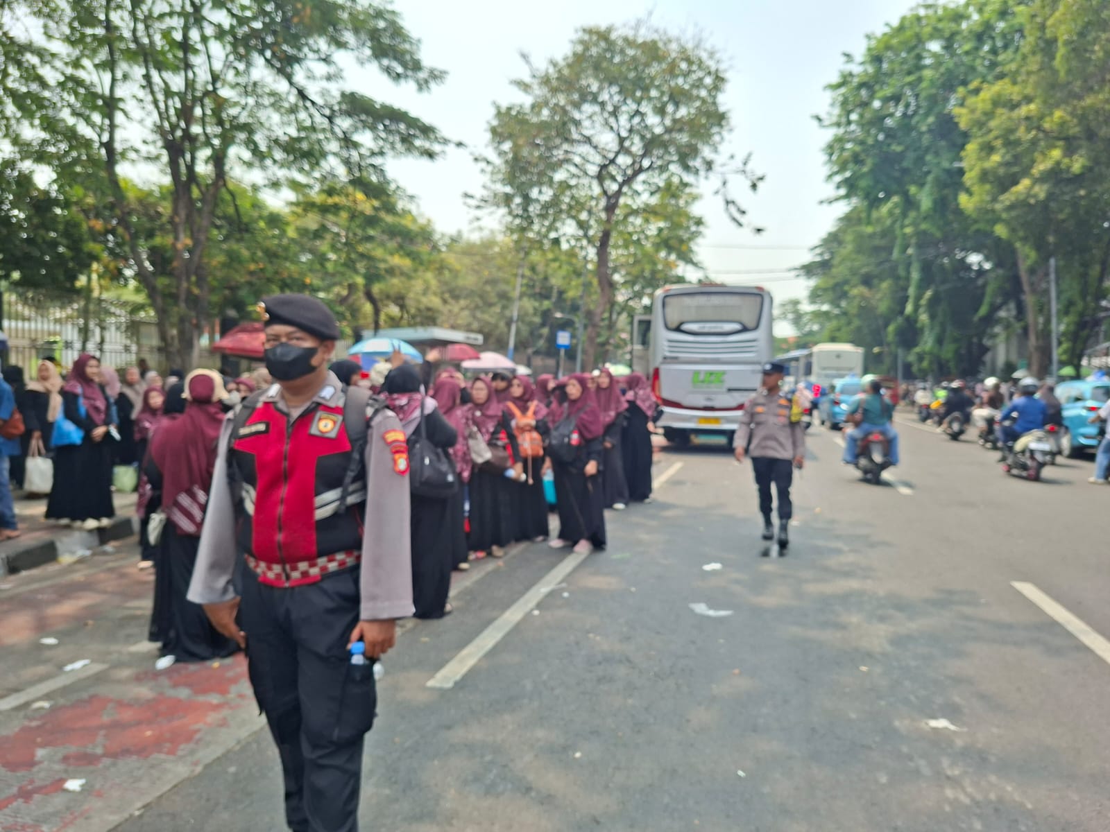 Personil Pollsek Sawah Besar Respons Cepat Laporan Ibu Hilang di Masjid Istiqlal
