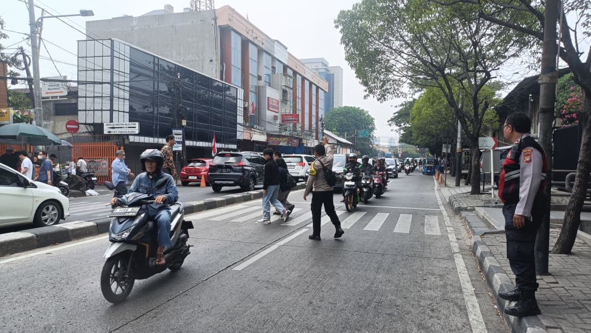 Panit Samapta Pimpin Pengamanan Misa Minggu, Polsek Sawah Besar Pastikan Ibadah Berjalan Aman